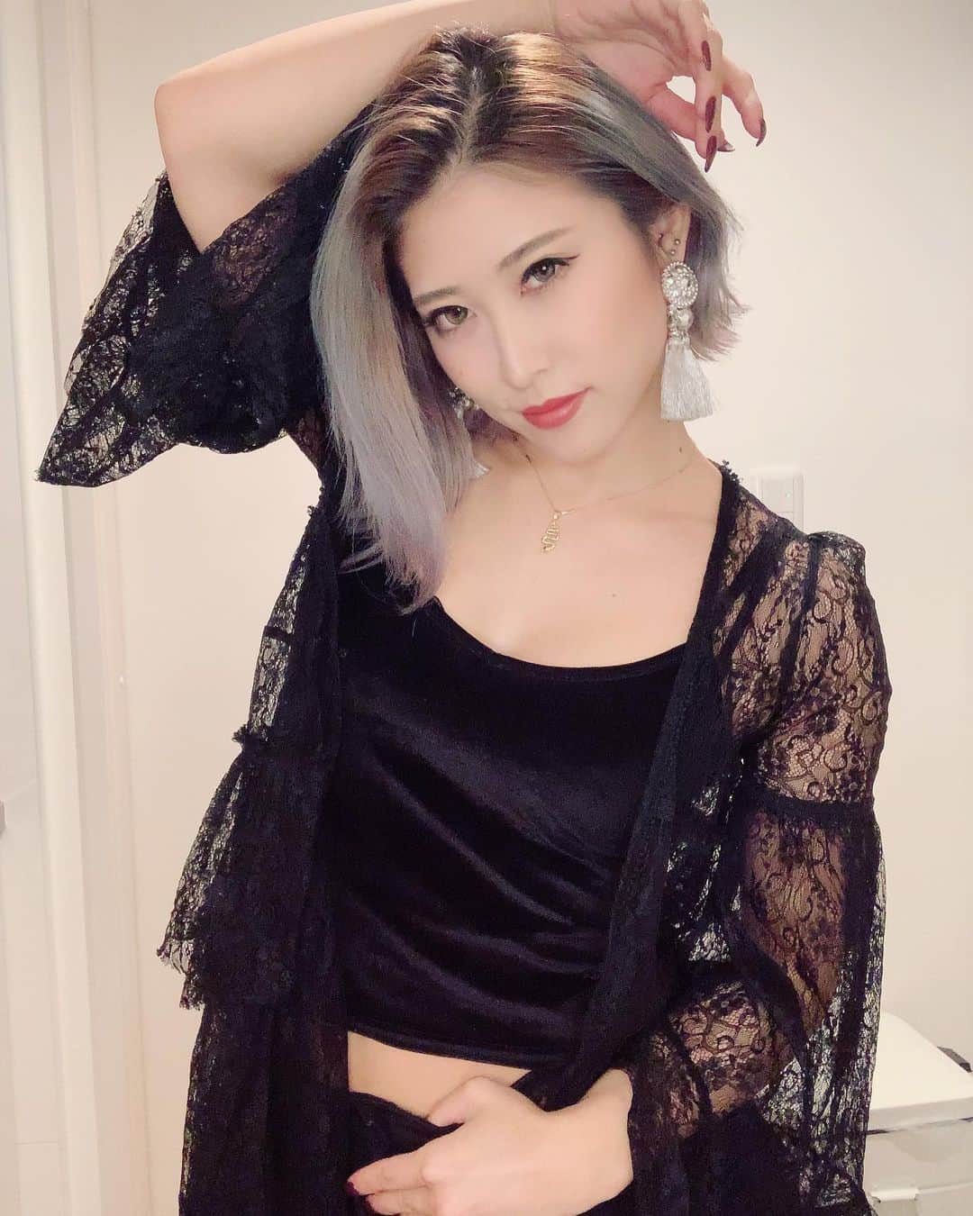 のインスタグラム：「. プライベートでも仕事でも。 . いつも無意識に相手に期待してて、 自分の思い通りならなかった時には苛立ったり悲しくなったり。 . こんなに頑張ってるのに何で！ とかね . それって他人に評価を求めて、 今の私を相手に押し付けてるだけなんだなって思ったんだ。 . 人にはそれぞれ 色んな立場や考えがあるからね。 . . だから私は イライラしたり、他人の評価を気にするんじゃなくて 現状に納得出来ないなら自分で新しい方法を探していけるようになろう。 . . そう思ってる。」