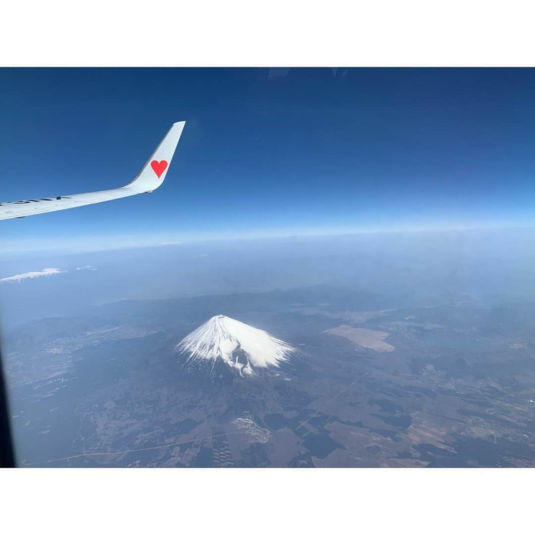 のインスタグラム：「. 飛行機の窓から見た景色⑤  #window #planewindow」