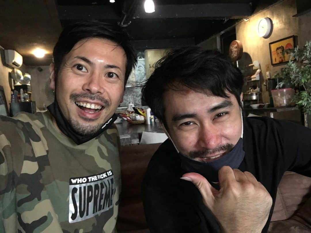 アキラ・コンチネンタル・フィーバーのインスタグラム：「今日の収録が終わればやっと髭を剃れます！selsai shooting  iklan,cukur kumis🧔hari ini sama @luisjocom ☺️ #iklan #indonesia #akira #shooting #cukur #jakarta」