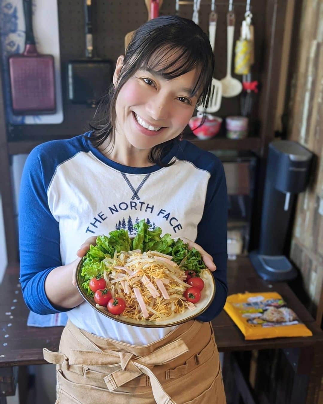 芳美リンさんのインスタグラム写真 - (芳美リンInstagram)「無限にもやしが食べられる味♥﻿ ﻿ その名も、「無限もやしのもと」を使って一品作りました😀﻿ ﻿ 作ったと言ってもかなり簡単で、﻿ 茹でたもやしと、袋に入れて細かく砕いた麺を混ぜ、﻿ 調味料を入れるだけ★﻿ ﻿ 私はハム、レタス、プチトマトも追加しました。﻿ ﻿ ﻿ ﻿ チキンとごま油を使用した特製油の香りがたまりません♥﻿ ﻿ パリパリ麺が香ばしく、やみつきに★﻿ まさに無限だーーー！﻿ ﻿ 本当に簡単なので、キャンプの時の、もう一品にもオススメです。﻿ ついつい肉ばかり食べちゃう人は特にね、、（私や）﻿ ﻿ ﻿ ﻿ ﻿ ﻿ ﻿ ﻿ ﻿ #パリパリ無限もやしのもと﻿ #パリパリ無限シリーズ﻿ #東洋水産﻿ #マルちゃん﻿ #PR﻿ #おうち時間﻿ #料理上手になりたい ﻿ #時短料理 #簡単料理 ﻿ #簡単メニュー」6月5日 12時06分 - lynn.lynn5