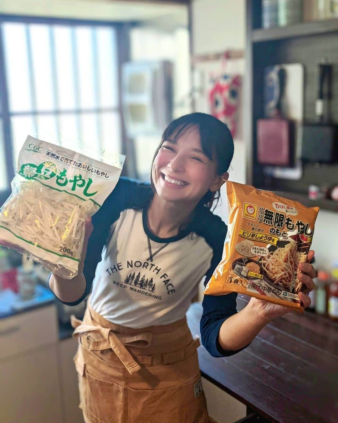 芳美リンさんのインスタグラム写真 - (芳美リンInstagram)「無限にもやしが食べられる味♥﻿ ﻿ その名も、「無限もやしのもと」を使って一品作りました😀﻿ ﻿ 作ったと言ってもかなり簡単で、﻿ 茹でたもやしと、袋に入れて細かく砕いた麺を混ぜ、﻿ 調味料を入れるだけ★﻿ ﻿ 私はハム、レタス、プチトマトも追加しました。﻿ ﻿ ﻿ ﻿ チキンとごま油を使用した特製油の香りがたまりません♥﻿ ﻿ パリパリ麺が香ばしく、やみつきに★﻿ まさに無限だーーー！﻿ ﻿ 本当に簡単なので、キャンプの時の、もう一品にもオススメです。﻿ ついつい肉ばかり食べちゃう人は特にね、、（私や）﻿ ﻿ ﻿ ﻿ ﻿ ﻿ ﻿ ﻿ ﻿ #パリパリ無限もやしのもと﻿ #パリパリ無限シリーズ﻿ #東洋水産﻿ #マルちゃん﻿ #PR﻿ #おうち時間﻿ #料理上手になりたい ﻿ #時短料理 #簡単料理 ﻿ #簡単メニュー」6月5日 12時06分 - lynn.lynn5