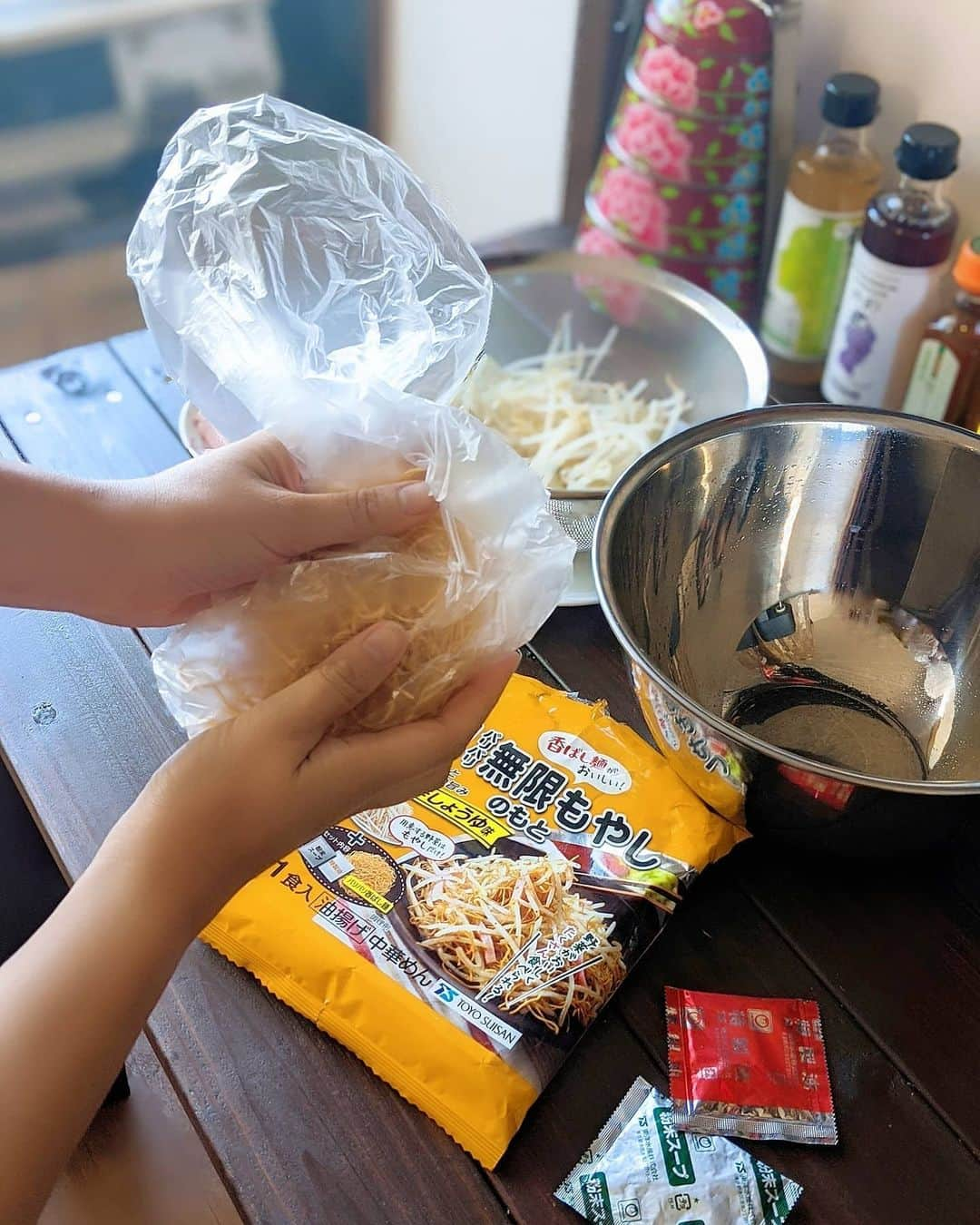 芳美リンさんのインスタグラム写真 - (芳美リンInstagram)「無限にもやしが食べられる味♥﻿ ﻿ その名も、「無限もやしのもと」を使って一品作りました😀﻿ ﻿ 作ったと言ってもかなり簡単で、﻿ 茹でたもやしと、袋に入れて細かく砕いた麺を混ぜ、﻿ 調味料を入れるだけ★﻿ ﻿ 私はハム、レタス、プチトマトも追加しました。﻿ ﻿ ﻿ ﻿ チキンとごま油を使用した特製油の香りがたまりません♥﻿ ﻿ パリパリ麺が香ばしく、やみつきに★﻿ まさに無限だーーー！﻿ ﻿ 本当に簡単なので、キャンプの時の、もう一品にもオススメです。﻿ ついつい肉ばかり食べちゃう人は特にね、、（私や）﻿ ﻿ ﻿ ﻿ ﻿ ﻿ ﻿ ﻿ ﻿ #パリパリ無限もやしのもと﻿ #パリパリ無限シリーズ﻿ #東洋水産﻿ #マルちゃん﻿ #PR﻿ #おうち時間﻿ #料理上手になりたい ﻿ #時短料理 #簡単料理 ﻿ #簡単メニュー」6月5日 12時06分 - lynn.lynn5