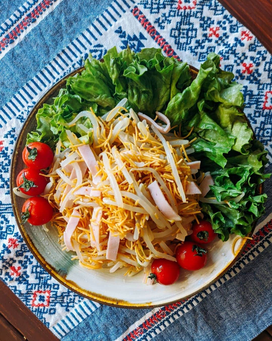 芳美リンさんのインスタグラム写真 - (芳美リンInstagram)「無限にもやしが食べられる味♥﻿ ﻿ その名も、「無限もやしのもと」を使って一品作りました😀﻿ ﻿ 作ったと言ってもかなり簡単で、﻿ 茹でたもやしと、袋に入れて細かく砕いた麺を混ぜ、﻿ 調味料を入れるだけ★﻿ ﻿ 私はハム、レタス、プチトマトも追加しました。﻿ ﻿ ﻿ ﻿ チキンとごま油を使用した特製油の香りがたまりません♥﻿ ﻿ パリパリ麺が香ばしく、やみつきに★﻿ まさに無限だーーー！﻿ ﻿ 本当に簡単なので、キャンプの時の、もう一品にもオススメです。﻿ ついつい肉ばかり食べちゃう人は特にね、、（私や）﻿ ﻿ ﻿ ﻿ ﻿ ﻿ ﻿ ﻿ ﻿ #パリパリ無限もやしのもと﻿ #パリパリ無限シリーズ﻿ #東洋水産﻿ #マルちゃん﻿ #PR﻿ #おうち時間﻿ #料理上手になりたい ﻿ #時短料理 #簡単料理 ﻿ #簡単メニュー」6月5日 12時06分 - lynn.lynn5