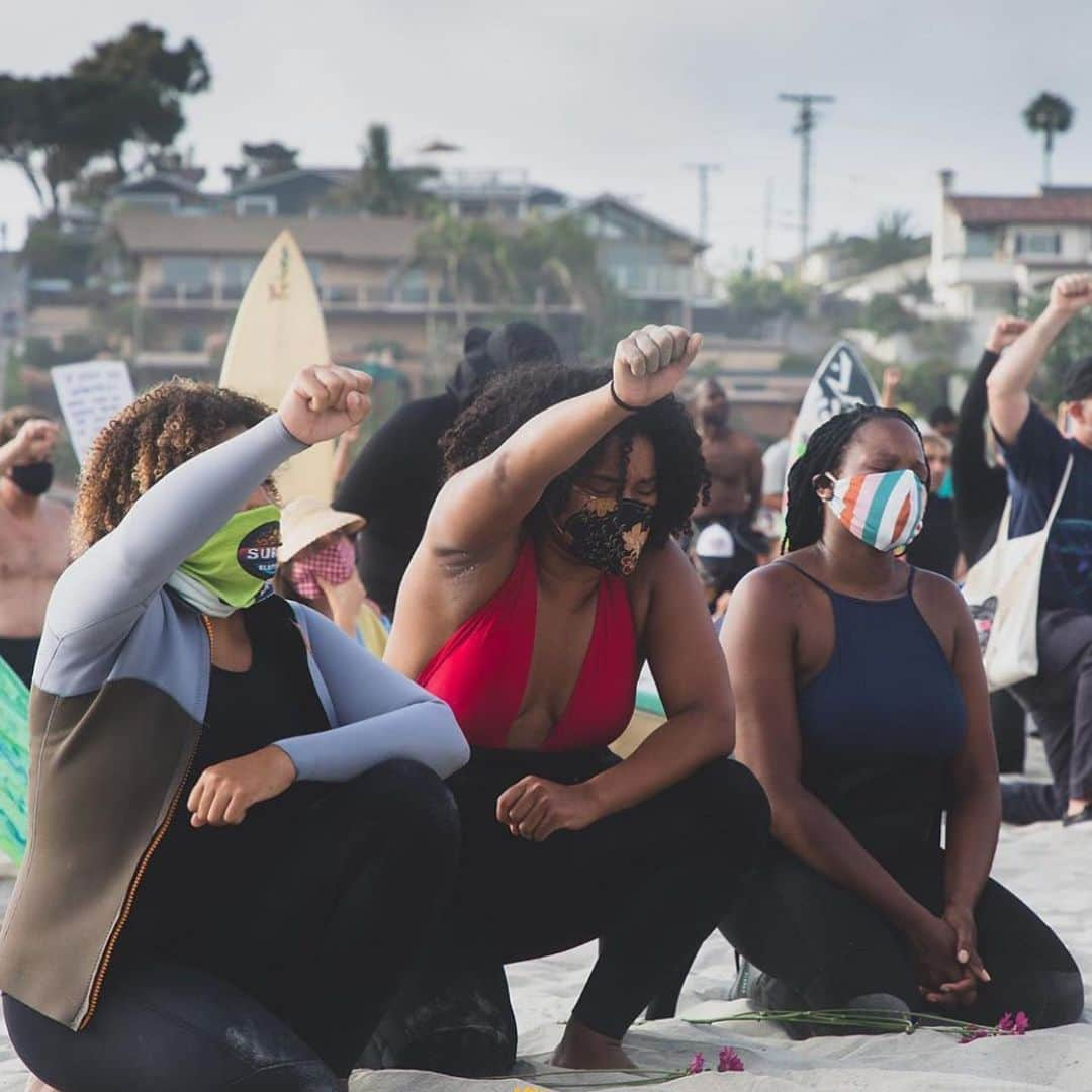 ディプロさんのインスタグラム写真 - (ディプロInstagram)「Me and a couple thousand kids paddled out last night in Encinitas to make a statement. I'm a terrible surfer but much respect to the surfing community for organizing this event to remember George Floyd and thousands of other black victims of police brutality. There was chants and flowers filling the ocean at sunset. No matter who you are you are or where your from you can make your voice heard. #blacklivesmatter @texturedwaves #texturedwaves」6月5日 12時08分 - diplo