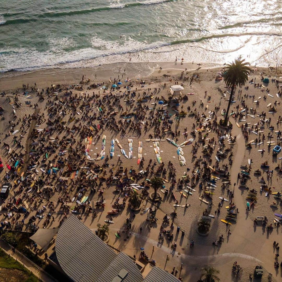 ディプロさんのインスタグラム写真 - (ディプロInstagram)「Me and a couple thousand kids paddled out last night in Encinitas to make a statement. I'm a terrible surfer but much respect to the surfing community for organizing this event to remember George Floyd and thousands of other black victims of police brutality. There was chants and flowers filling the ocean at sunset. No matter who you are you are or where your from you can make your voice heard. #blacklivesmatter @texturedwaves #texturedwaves」6月5日 12時08分 - diplo