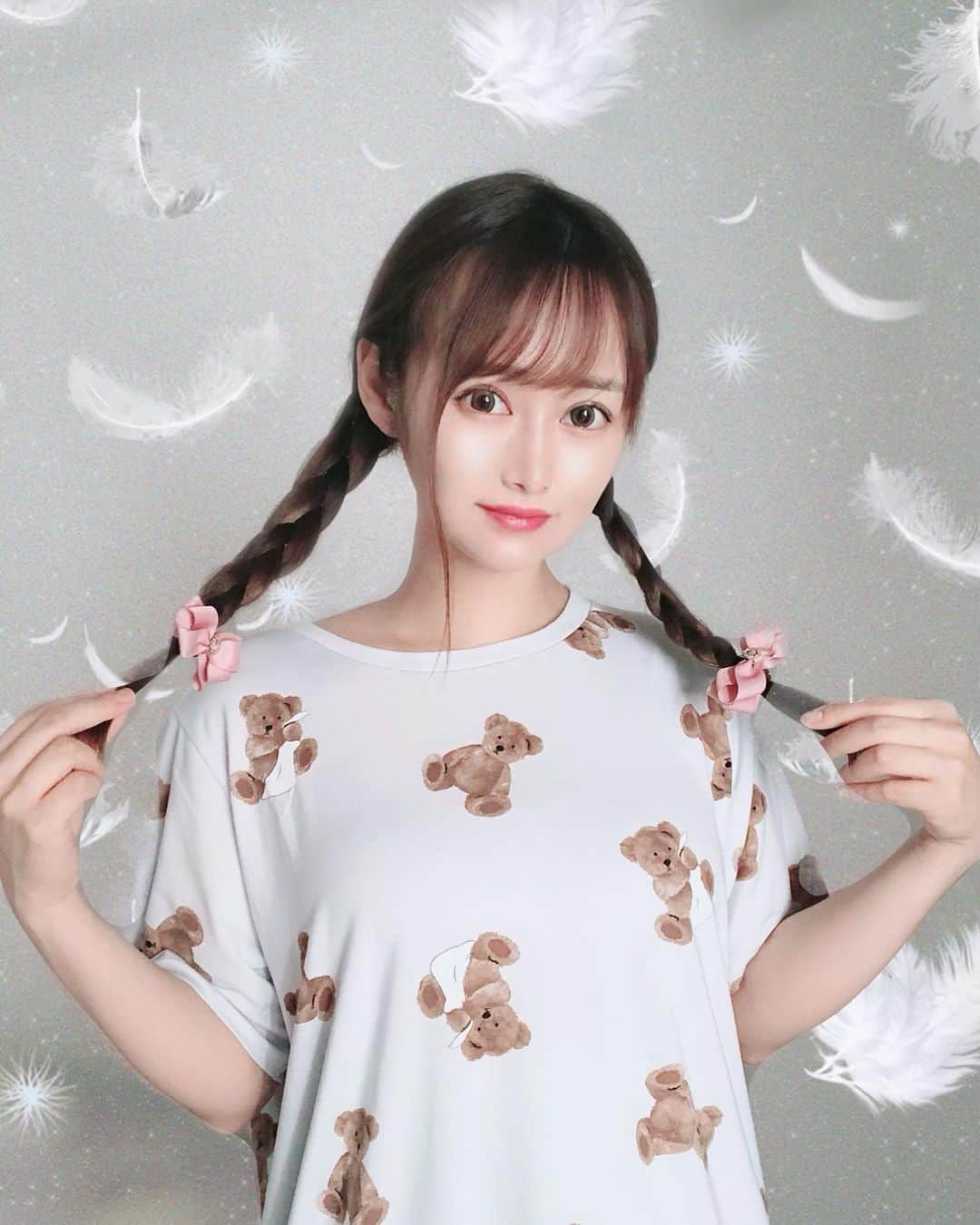 YU-RIのインスタグラム：「🏠( * ॑꒳ ॑*)っ⌒♡｡． ステイホーム中で同じよな 写真ばっかりになっちゃうので、、 羽根散らしてみました。🐘w お気に入りのくまさんパジャマ。🧸 ジェラートピケさんのです。。かわ🥰 寝るときは三つ編みして寝てます😴笑  #おうち時間#引きこもり#フッ重 #ジェラートピケ#部屋着#パジャマ #パジャマ女子#リラックスタイム」