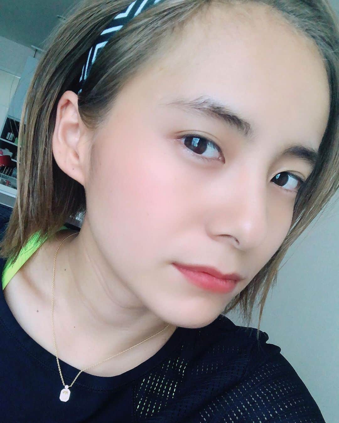 佐野千晃のインスタグラム：「ショートになったらヘアゴム必要なくなった( ･∀･)﻿ ﻿ ドライヤーめちゃくちゃ楽になった( ･∀･)﻿ ﻿ 絶壁が気になっててここまでショートにできなかったけど﻿ @abbey_daichi0722 さんのおかげで中学生ぶりの短さ！(ショートの種類が違うけど笑)﻿ ﻿ 良い色だし気に入っております🤤💓﻿ ﻿ #ショート #ショートボブ #ヘアバンド #ヘア #abbey #素敵な美容院 #気持ち上がる #やっぱり #髪の毛大事 #幸せ #ヘアケア #大切」