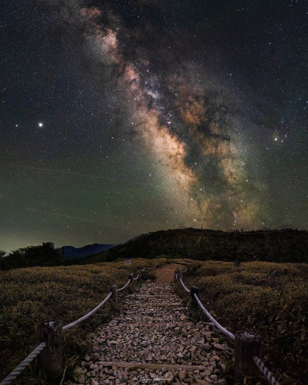 Ryoyaさんのインスタグラム写真 - (RyoyaInstagram)「Camera : #GFX100 Lens : #GF23mm Star tracker : #ioptronskyguiderpro  Sky : ISO3200 / 23mm / f4 / 60s 3 images merged Foreground : ISO3200 / 23mm / f4 / 60s  #star #milkyway #Japan #天の川 #大台ヶ原」6月5日 12時20分 - ryoya_takashima