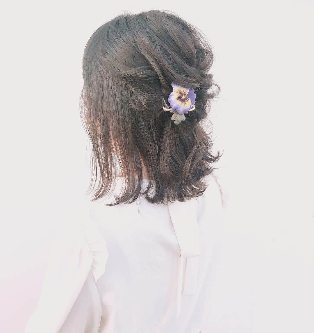 西本香澄さんのインスタグラム写真 - (西本香澄Instagram)「#かわいい色 #ゆるアレンジ お客様の#ヘアアクセ がとっても可愛くて🌸 もっと生かせるように 頑張ろう🍀 ＊＊ ＊＊ お客様を最初から最後まで担当させて いただく 毎回貸し切りの美容室🌸 お客様と一緒に仕上がりを 楽しみにわくわくしています🍀 髪がかわいいって とっても楽しい✨✨ ＊＊ ＊＊ 完全予約制なので、 ご予約が埋まりやすくなっております。 １週間前までのご予約が おすすめです🙆‍♀️🌸 ＊＊ ＊＊ ＊＊ #４月オープン #美容室 #女性オーナー #個室サロン #大阪市 #淀川区 #淀川区美容室 #神崎川 #神崎川駅 #神崎川美容室  #プライベートサロン #かすみんヘア　#西本香澄　#神崎川駅　#駅近　#女性美容師　#大人美容室　#オーガニックカラー #白髪染め　#明るめ白髪染め　#淀川区 #プライベートサロン  #神崎川駅　#神崎川　#神崎川美容室　#神崎川美容院　#淀川区美容室　#子連れ　#子連れ美容室　#神崎川子連れok 　#神崎川子連れ　#淀川区子連れ　#神崎川ヘッドスパ　#淀川区ヘッドスパ」6月5日 12時33分 - kasumin_hair