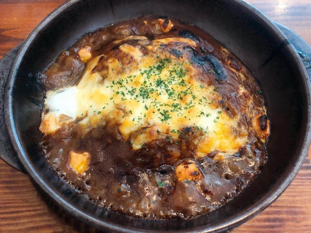 嶋村瞳さんのインスタグラム写真 - (嶋村瞳Instagram)「. 焼きカレー🍛🥄 . 伽哩本舗門司港レトロ店 福岡県北九州市門司区港町９−２ 阿波ビル２階左 . 人生初の焼きカレー！アツすぎるから火傷注意だね😂卵好きな私にとっちゃ真ん中にドカンとある半熟卵はこれまたいい！ ちなみに私、福神漬けこれでもかとかける派です。むしろ福神漬けカレーって言っていいほど福神漬けで埋めつくします(笑) . . #過去pic #嶋村瞳のグルメ旅 ⬅️ #福岡 #北九州 #下関 #伽哩本舗 #焼きカレー #カレー #福神漬け #美味しい #グルメ #ランチ #卵 #半熟卵 #instafood #curry #fukuoka #japan #yummy」6月5日 12時44分 - hitomi_shimamura_official