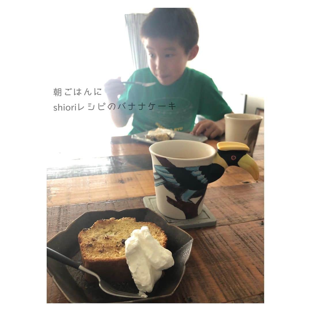 笹峯愛さんのインスタグラム写真 - (笹峯愛Instagram)「2020.6.5 . 本日も午後から登校。  午前中は、しばらくやっていなかった ドリルを久々に開きました。  一年生の復習ですが 大人も一瞬、頭を捻るような文章問題。  算数はパパにお任せなのですが 久々だし 本人集中力無いしで 朝からヒートアップ。 . . 自粛中もそうだったけど 親が子供に教えるって 関係性として、本当に難しい。  子供も大変だけど、親も大変。  どうやって教えるか どう言う姿勢で向き合えばいいか どう言う声かけをして どう取り組むか。  無理矢理じゃ意味ないし でも、無理矢理じゃないとやらないし😭  やらせるんじゃなくて 結果、親もどうするかに着地しないと 答えが見出せない。  子供を責めるより、己を責めないと 先に進まない。  一緒に努力するしかないのだけど わかっているのだけど  そんな時間、できれば遠慮したいのが本当のところ。  と、言っていては、始まらないし 家族総出で 朝の学習、頑張りました。  面白さって、考え方だけど 考え方って教えて わかった！オッケー！！ってなる事じゃないんだよねぇ。  私達も、この歳になったって なかなか思考の変換できないし サラッと面白く楽しめる大人って割と少ない、と思う。  受験でもないし、別に勉強なんて 字が読めて、買い物の計算出来ればええけどね←私的には。  それでも、みんなで取り組んで みんなで相手や自分を振り返る時間になる事が貴重なのかなぁと、思ったりします。  どう考えても、家庭学習は親の為の時間やね。  子供達よ、ありがとう。  #考え方次第  #shioriレシピ #バナナケーキ」6月5日 12時42分 - mineco.m