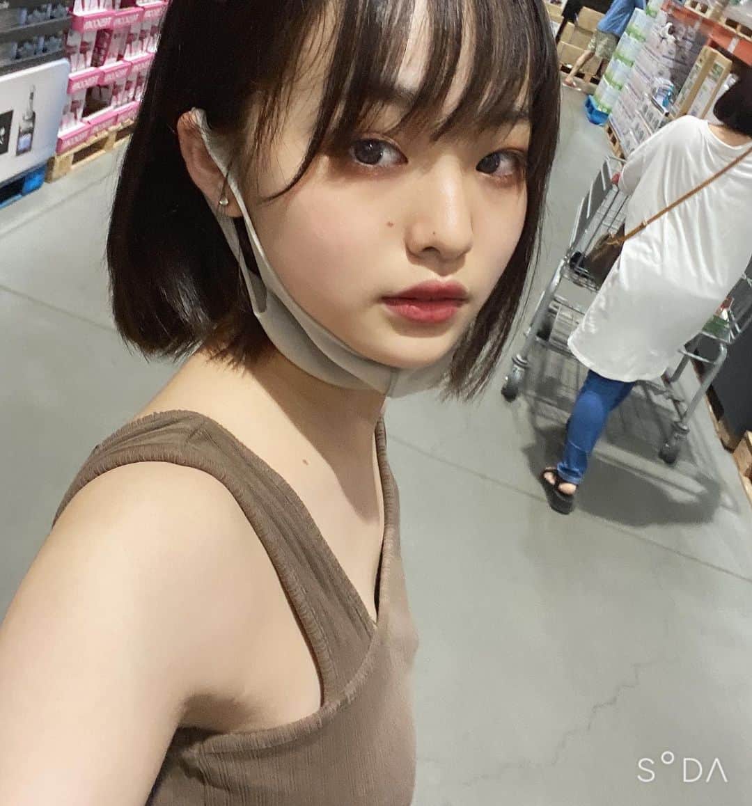 野口花鈴のインスタグラム：「少し買い物して一瞬で帰る！ 帰ったら勉強しなきゃ、、(;_;) #コストコ」