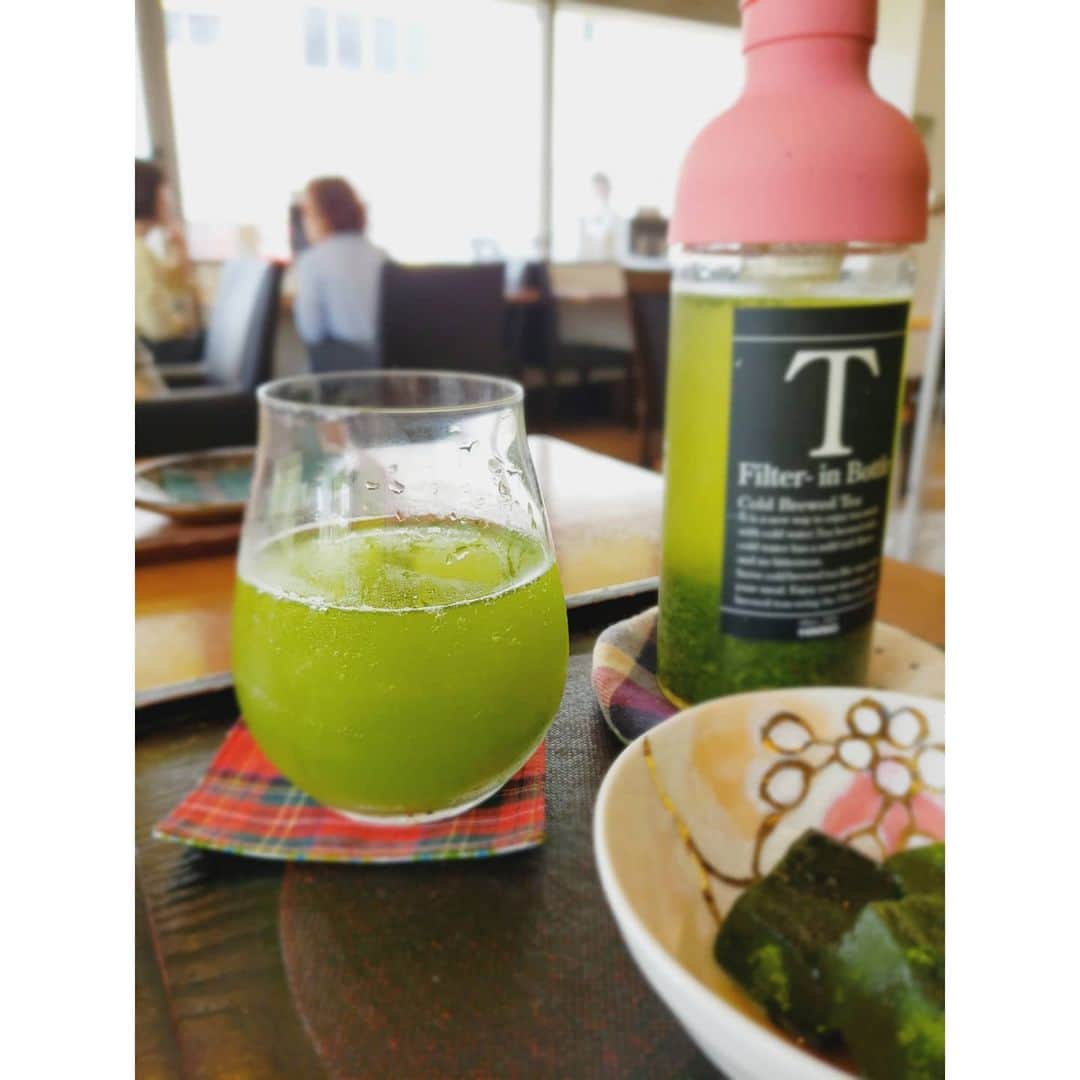 のインスタグラム：「先日体験コンサルで利用させていただきました。 ぶちまき、緑茶がないとダメなやつです。※ここ娘も同じw  無類の日本茶好き。 娘が結婚して巣だったら、京都に移住したい願望が消えない😂 . 新茶を冷茶でいただくこの時間はほんと幸せです。 お客様と半分こして飲みましたw  幸せも分けあえるからすばらしいのよね。 午後からも頑張りますか！ . ． ． ―――――――――――――﻿ ． ▪️重要なおしらせ﻿ 『経営コンサルプロデュース』始動。﻿ ﻿ #起業家 #フリーランス #自営業 #中小企業 を対象としたブランド価値を高めて広告費をかけず、顧客獲得を目指す経営コンサルプロデュースを６月よりstartします。﻿ ﻿ すでに２名の方が意思表明されています。﻿ ﻿ 無形商材やコンテンツ、高単価商材のセールス方法などオンラインにも強い、プロデュースです。﻿ 本気の方と取り組ませてもらいます。﻿ ﻿ ※詳細は @buchimaki_1121 プロフィールURL→『経営コンサルプロデュース』をクリック！詳細ページに飛びます！ ﻿ ――――――――――――﻿ ﻿ #集客#経営戦略#ブランディング#宮崎#起業コンサル#起業 #宮崎#起業女子#美容室#売り上げアップ #サロン#福岡 #サロン集客#ビジネス強化 #思考 #女性起業家 #コンテンツ#無形#セールス#宮崎のインフルエンサー #オンライン#プロデュース#SNS#SNS集客#経営#お茶好き」