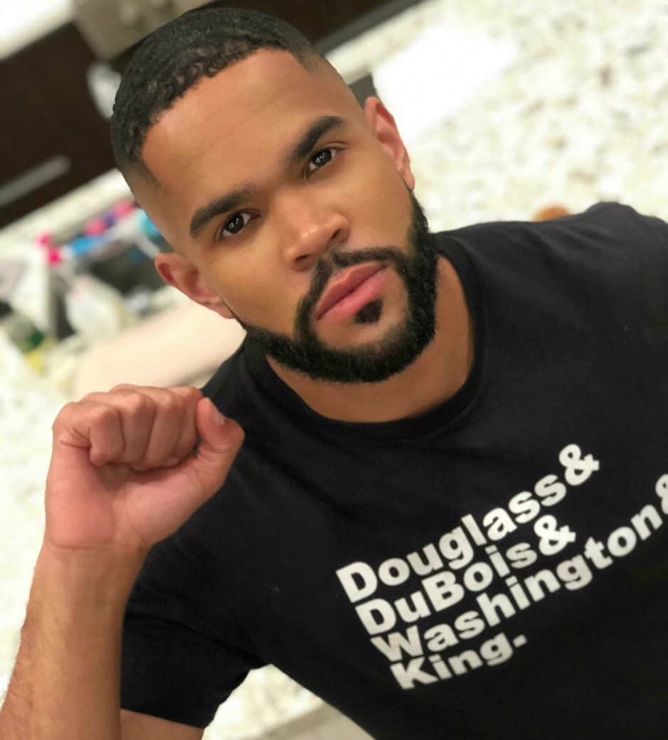 ディジョン・タルトンのインスタグラム：「I am Dijon Talton, I am a BLACK MAN!.....I BUILD....I don't tear down other BLACK MEN! I have felt the pain of being torn down and I have decided I will be deliberate about building others! If I didn't tag you, please don't be offended. I tried to pick people I thought would do this challenge!! All too often, we men find it easier to criticize each other, instead of building each other up. With all the negativity going around let's do something POSITIVE!! 🌟 💫  Upload 1 picture of yourself...ONLY you. Then tag as many brothers to do the same. Let's build ourselves up, instead of tearing ourselves down. 🖤🖤 COPY AND PASTE 🖤🖤 If I tagged you, don't disappoint me!! ✊🏾✊🏾✊🏾✊🏾✊🏾」