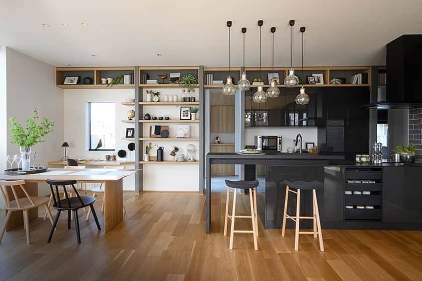 大和ハウス工業さんのインスタグラム写真 大和ハウス工業instagram カウンターとつながるアイランドキッチン 食品庫は扉で隠し 冷蔵庫も見えない位置に配置することで 生活感が漂わないldkに また 手が届かなくて使いにくい天井近くの壁をあえて 見せる棚 に