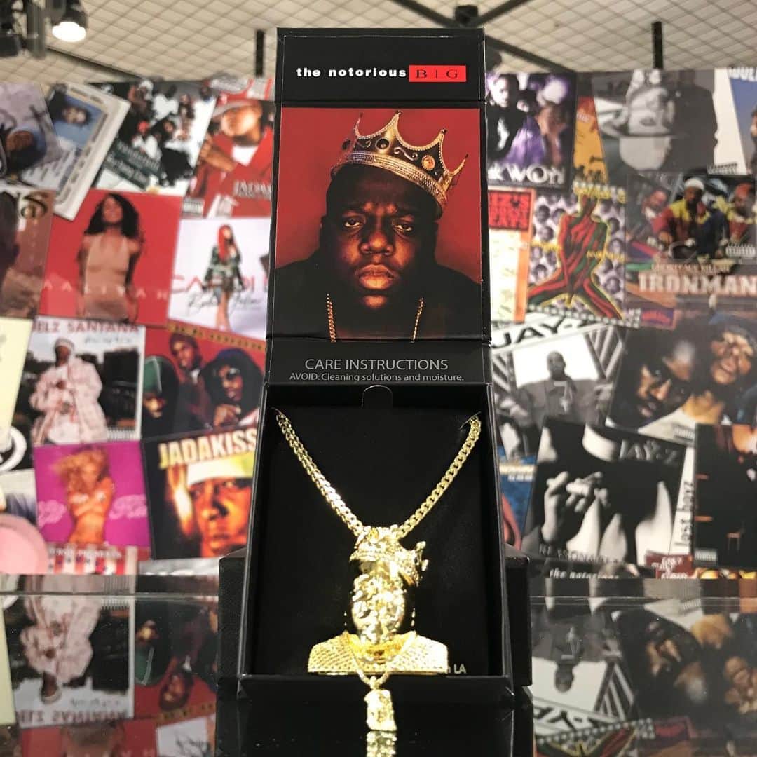 GROW AROUNDさんのインスタグラム写真 - (GROW AROUNDInstagram)「KING ICE× The Notorious B.I.G. オフィシャルコラボジュエリーが入荷致しました💎👑🍎 WEB UP完了です🛒. #growaround  #growaroundnewarrivals  #growarounddivercity  #kingice #biggie」6月5日 12時53分 - growaround