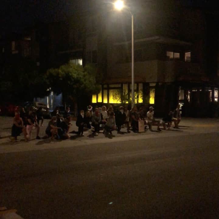 グレースマハリーのインスタグラム：「Every night outside of our black owned restaurant @chulitavenice a group of peaceful protestors gather and kneel at 8:46pm for 8minutes and 46 seconds. The solidarity of the community coming together is powerful. I love y’all 🖤 #JusticeForGeorgeFloyd」