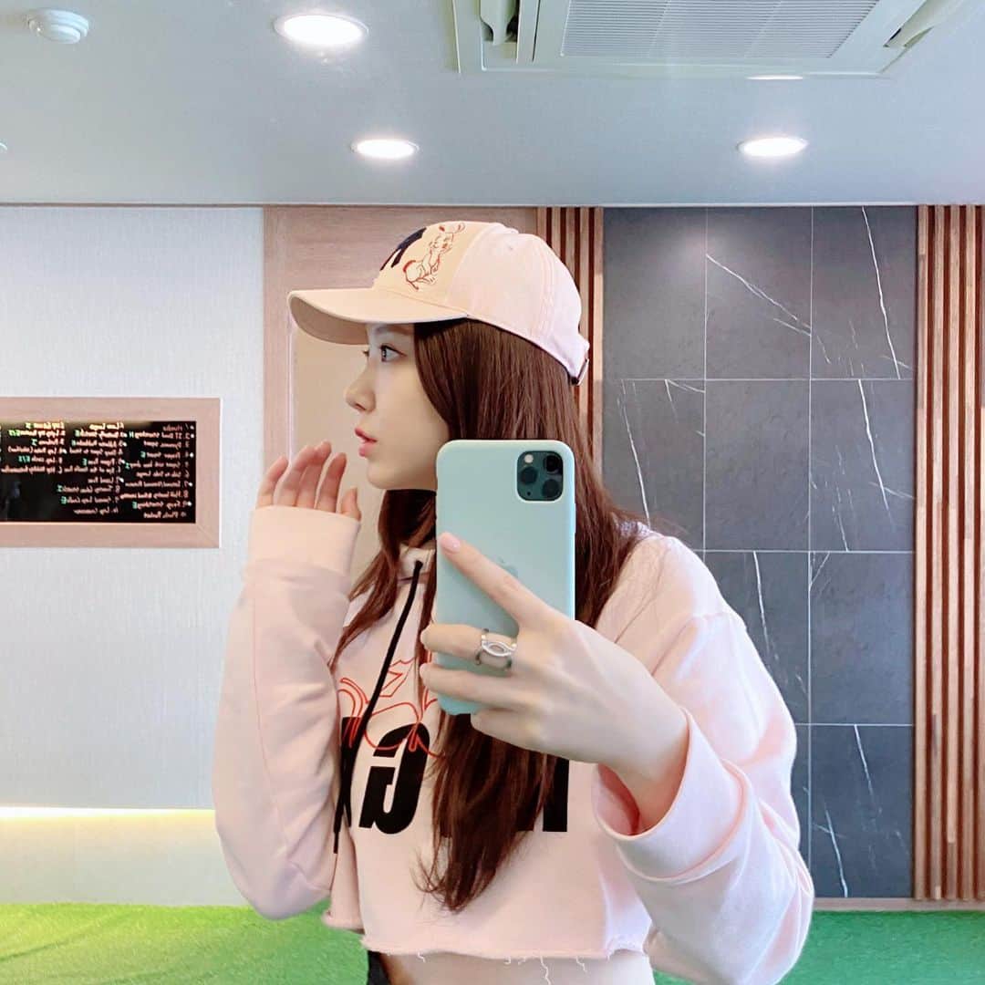 ソン・セビンのインスタグラム：「운동 전 루틴..😝💕」