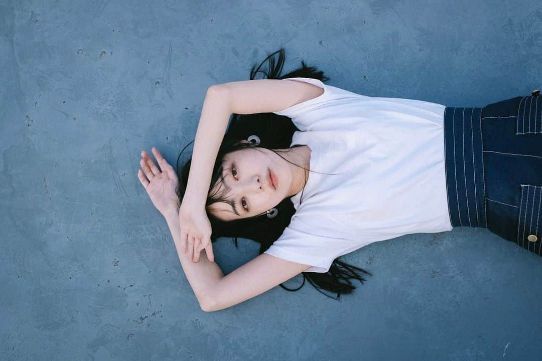 武居詩織さんのインスタグラム写真 - (武居詩織Instagram)「dejavu さんの公式アカウントの My Stories にて私が書いたショートエッセイと写真がこれから三回にわたって掲載されます。  目もとから始まるそれぞれの物語。 メイクでふとした時に気付かされる、前向きな変化を私なりの世界で表現しました。  ついついのめり込んで時を忘れるくらい、写真も文章も心を込めて形にしましたので、是非ご覧ください。  dejavu My Stories @dejavu_official.jp ------------------------------------------------------ 日々過ぎていく毎日の中で、女の子たちのまなざしに現れる気持ちや意志、想いをつなぎます。 目もと3cm が語る、ひとりひとりの彼女たちらしさを。 ------------------------------------------------------ #dejavumystories #結果はまなざしに出る #デジャヴュ #pr」6月5日 13時02分 - shioritakesue