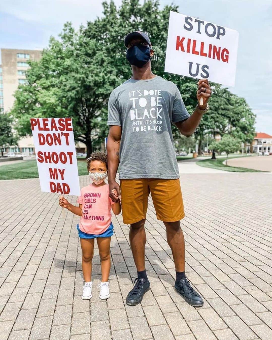 レイチェル・ゾーさんのインスタグラム写真 - (レイチェル・ゾーInstagram)「We have to do better. I am listening, I am learning and I promise I am with you. This heartbreaking reality has to end 🙏🏼🖤. Repost from @huffpost • @breezyrosef of Kansas posted this photo of her husband holding a sign that says "Stop killing us" and her daughter holding a sign that says "Please don't shoot my dad" on Instagram. In the caption, Breezy wrote: "When I tell you I cried after snapping this picture at a rally for George Floyd today, I sobbed. This is our reality. This is reality for every black person in our country."⁠⠀」6月5日 13時03分 - rachelzoe
