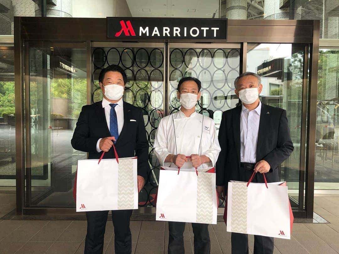 東京マリオットホテルさんのインスタグラム写真 - (東京マリオットホテルInstagram)「Happy National Donut Day! 🍩6月第１金曜日はナショナルドーナツデー！毎年東京マリオットホテルでは、この日に無料でドーナツを配布するイベントを行ってきましたが、今年は医療現場の最前線で日々奮闘されている関係者の方に敬意と感謝をお伝えするため、ドーナツ１５０個を品川医師会にお届けさせて頂きました。😊微力ではありますが、ホテルのスタッフが心を込めたドーナツで、少しでも心の落ち着く時間を過ごして頂ければと願います。 . It’s National Donut Day today! 🍩We wanted to say big Thank You ❤️to healthcare workers and those on the front lines and we have delivered 150 donuts today to Shinagawa Medical Association in order to express our gratitudes. ☺️ . #東京マリオットホテル #東京マリオット #ドーナツの日 #ありがとう #tokyomarriott #nationaldonutday #thankyou #marriottbonvoy #marriotthotel #shinagawa」6月5日 12時57分 - tokyomarriott