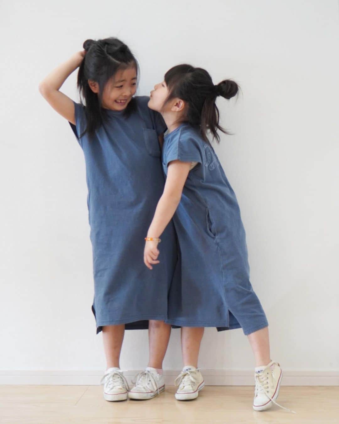 mocchiのインスタグラム：「2020.06.05 毎日暑いねぇーー！！ ・ ・ 我が家は6月からやっとこっちゃんのこども園が再開。 ・ 小春は分散登校で1日おきの登校！ ・ ・ やっと来週から小春も毎日小学校に行ける😂 ・ ・ 夏休みも短くなったし、この暑さの中ランドセル背負って片道40分は可 大変そう💦 ・ ・ 小学校行った日はかなり疲れてるっぽいw ・ ・ 来週から毎日になるのに大丈夫かな🙄 ・ ・ 最近 @branshes のワンピースばっかり着てる✨ ・ おうちで過ごすには涼しいし、コーディネート考えなくて済むし🤣♥️ ・ ・ このワンピースの丈感が大人っぽくてめっちゃ好き♥️ ・ 後ろも可愛いよ✨ ・ ・ #ブランシェス#branshes#branshesコーデ ・ ・」