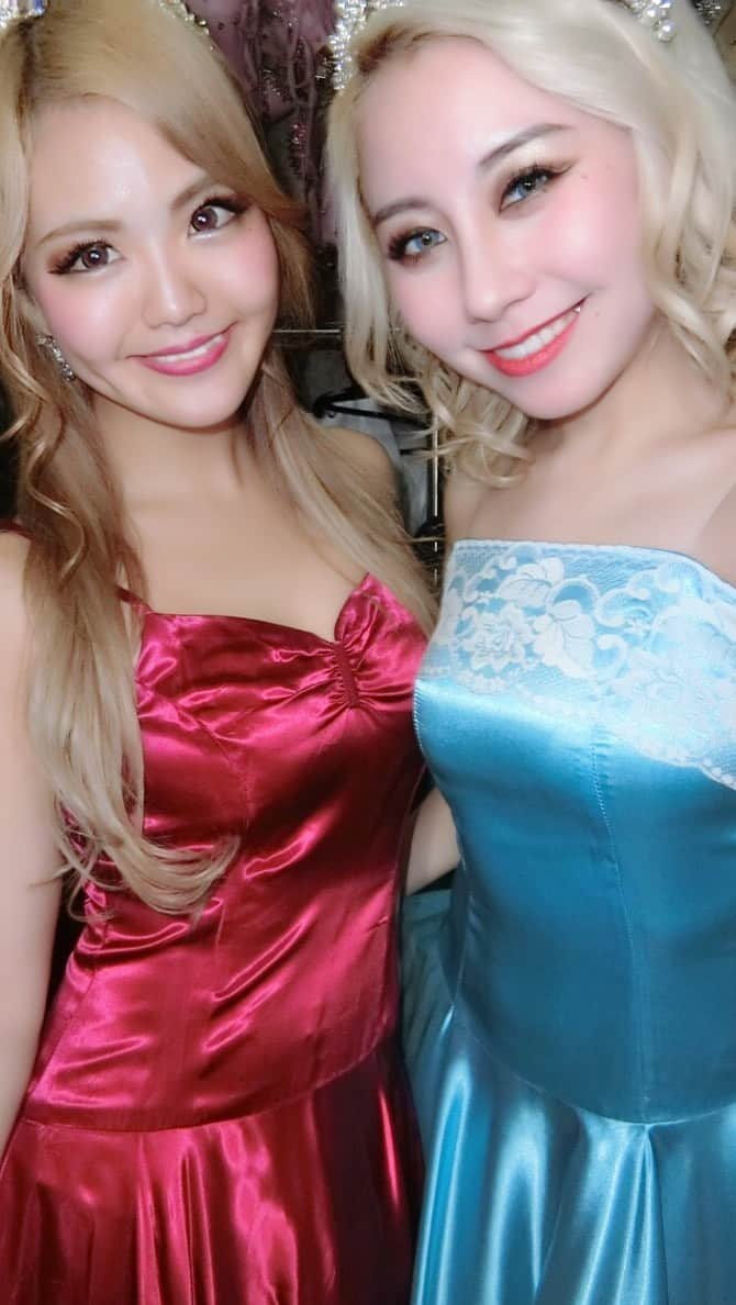 KARENのインスタグラム：「いつかのクリスマスパフォーマンス(❁´ω`❁) 、 、  #バーレスク東京 #バーレスク #バーレスク東京かれん #六本木 #ショーパブ #ショー #ダンス #burlesque #ショーガール #エンターテインメント  #burlesquetokyo #dance #roppongi #xoxo #girl #me #l4l #show #showgirl #dance #dancer #japan #japanesedancer #instagood #おうち時間　#stayhome #ダンス好きな人と繋がりたい」