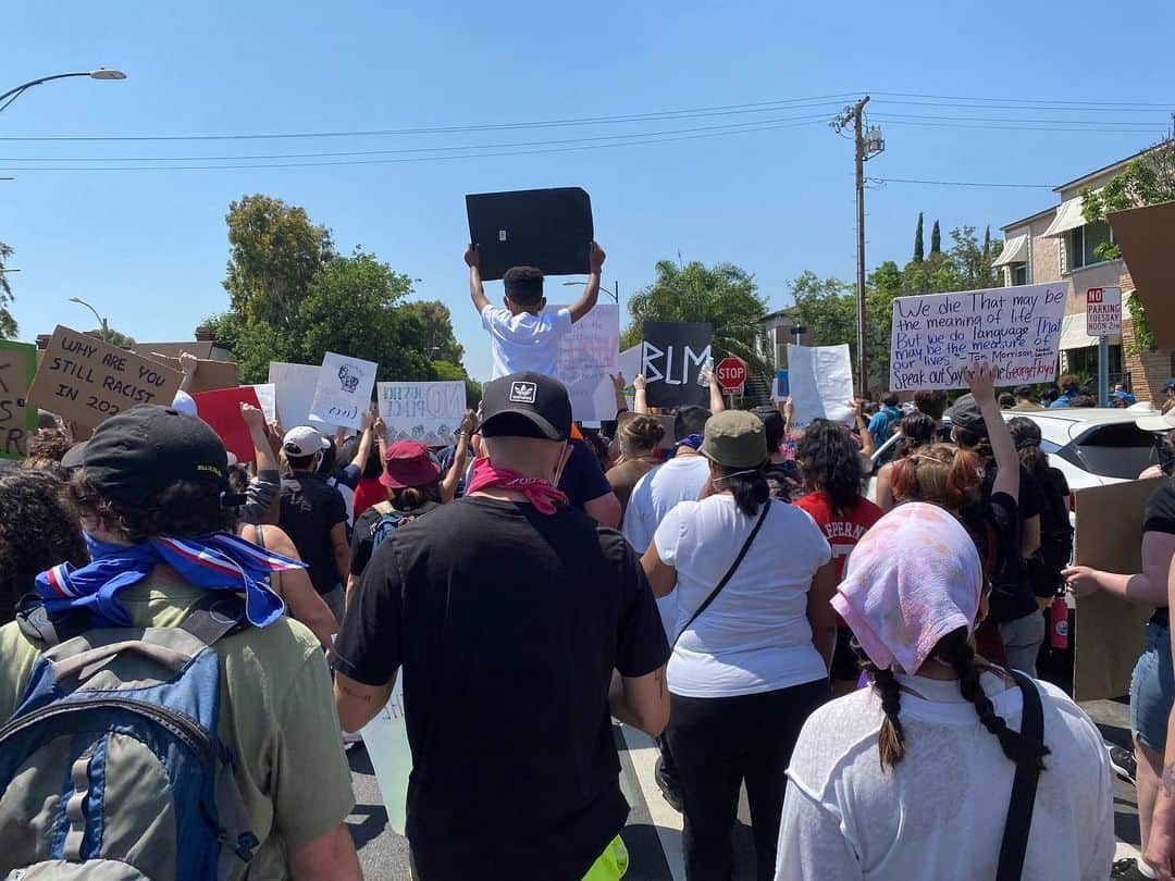 アナ・ケンドリックのインスタグラム：「This little boy’s sign said: “My mom said I matter” ❤️💔 Saw even more white folks out in support today which was cool to see, but guys, we should not lead the chant unless we understand the concept of the downbeat. 😆😙 stay safe❤️❤️❤️」