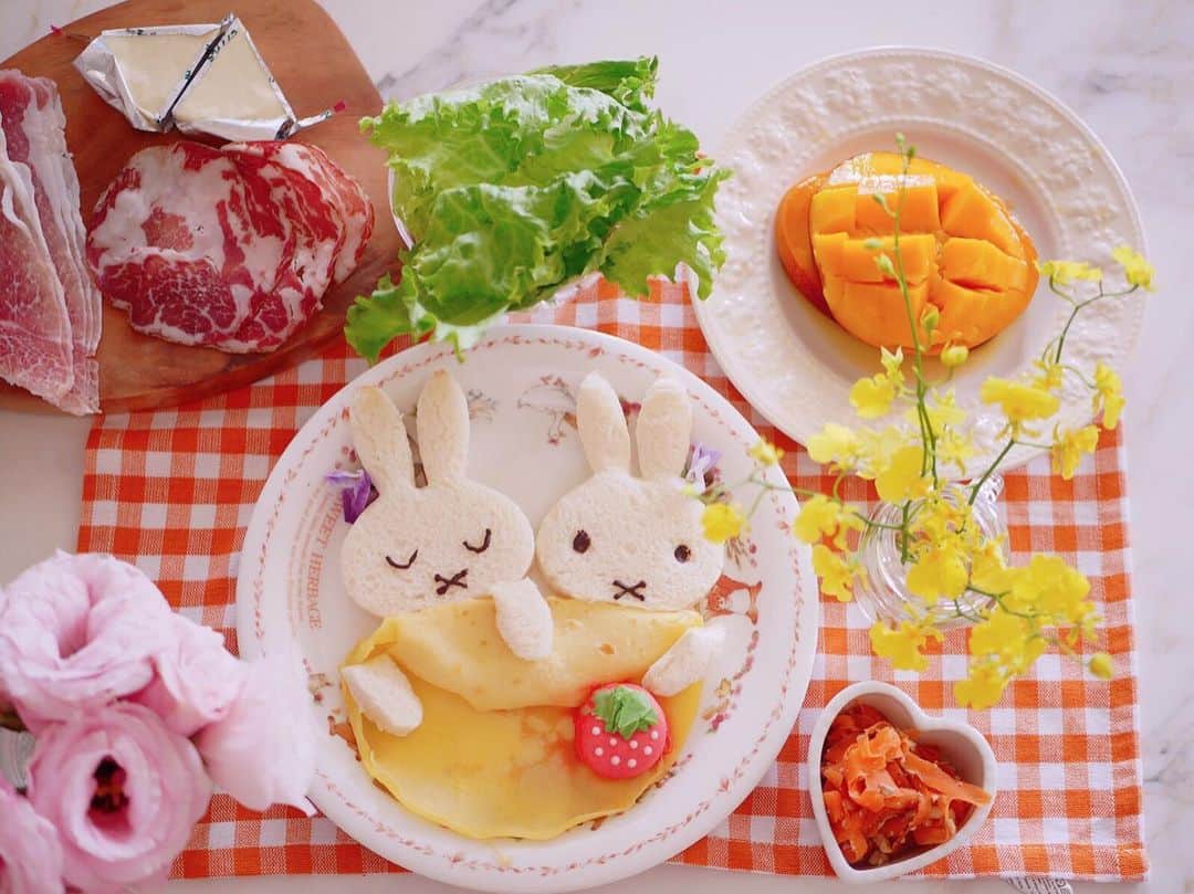 倉岡生夏のインスタグラム：「モーニング💓 ・ ・ ・ 今日は３０度近くなるみたいですね！ 最近は暑いのでサラダやスムージー、フルーツが欲します⭐️ それは身体の理にあっているんですよね。夏に夏野菜を食べると熱が身体にこもらないので熱中症予防にもよいです⭐️ 冷房などで身体が冷えすぎたら調節します💓 夏バテ、熱中症気をつけましょうね〜⭐️ ・ ・ ・ ・ ・ ・ #おうちカフェ #デリスタグラマー #朝食プレート  #愛され料理 #クッキングラム #レシピ #グルテンフリー  #おうちごはん記録  #delistagrammer  #gurutenfree  #moaning #miffylover  #キャラごはん  #キャラパン #グルテンフリ #夏野菜 #熱中症」
