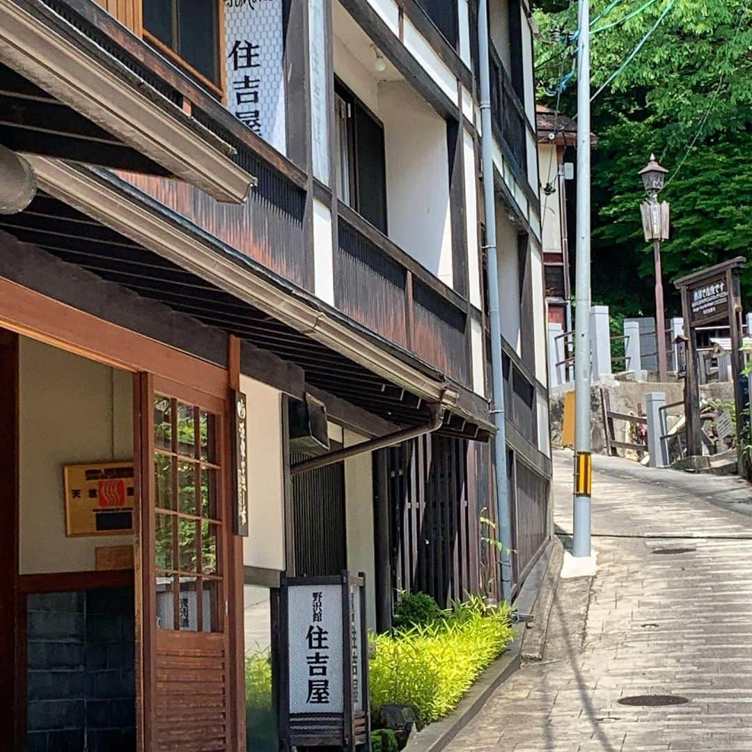 野沢温泉　村のホテル　住吉屋さんのインスタグラム写真 - (野沢温泉　村のホテル　住吉屋Instagram)「｢営業再開です。｣ 休業中は旅行の延期や中止に御協力頂き、ありがとうございます。本日6月5日から、野沢温泉 住吉屋は営業再開させていただきます。新しい生活様式ガイドラインに基づき、これ迄と一部、運営内容に変更がございます。御理解と御協力の程、よろしくお願いします。」6月5日 13時16分 - sumiyosiya