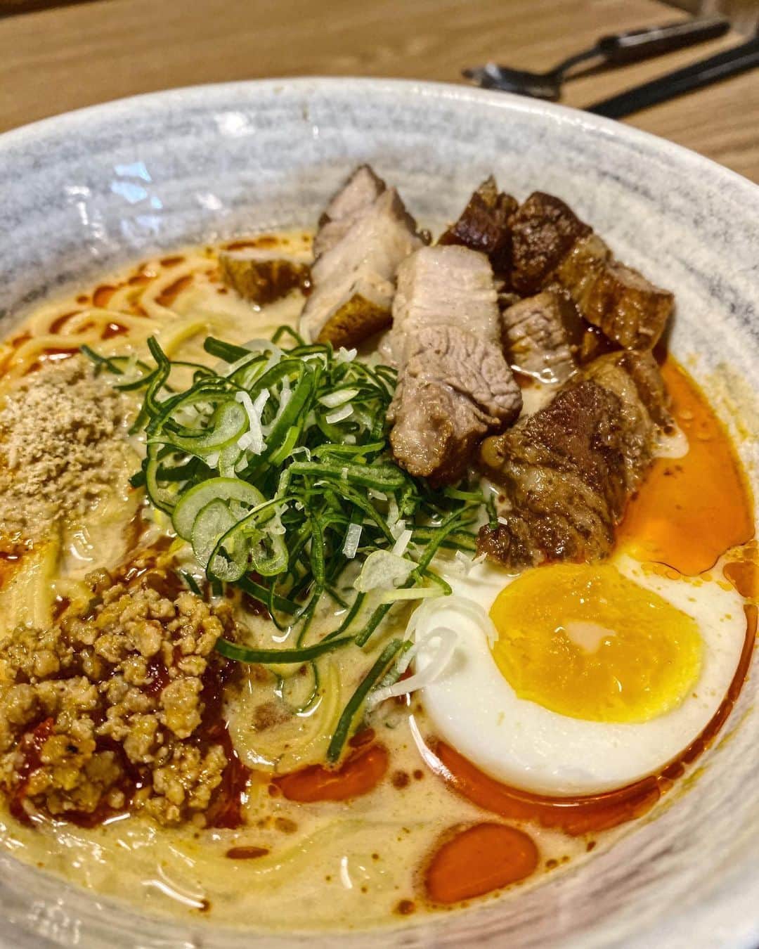 パク・ヨンインのインスタグラム：「성수동 탄탄면.. 나오자 마자 폭 풍 흡 입..🤪 @dal_noodle #달아래면 #성수동달아래면」