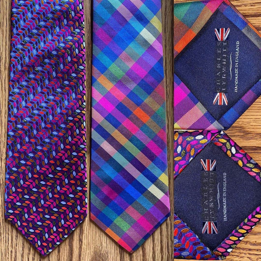 スティーヴン・フライのインスタグラム：「Back to jolly old Jermyn Street and the very English name Charles Tyrwhitt. “Tyrwhitt ... Tyrwhitt!” the call of a bird perhaps? No, in fact it’s pronounced “Tirrit” – the older British families like to spring traps for the unwary: see also Mainwaring, Cholmondeley, Marjoribanks and Featherstonehaugh, pronounced Mannering, Chumley, Marchbanks and Fanshawe respectively. And let’s not even start on Norfolk place names like Costessey and Happisburgh.  Charles Tyrwhitt, you might be forgiven for thinking, must be one of those venerable institutions like Turnbull and Asser or Hilditch and Key, founded when Queen Victoria sat securely on the throne, taxis were pulled by horses and – in Alan Bennett’s deathless phrase – you could buy three pennyworth of chips and still get change from sixpence.  Actually the firm was founded, out of a Bristol student room, as recently as 1986 by one Nicholas Wheeler (his middle names are Charles Tyrwhitt - I wonder if he’s related to the explorer/archaeologist Charles Francis Tyrwhitt-Drake?) who felt that he could make as good a shirt as anyone else. His venture was a huge success. Between them, he and his wife, Chrissie Rucker, founder of the White Company, are reckoned to be worth close to half a billion of your puny earth pounds. Lot of money in that white cotton, as James Caan nearly says in The Godfather.  @charlestyrwhitt’s core business remains the gentleman’s shirt and accompanying necktie, no question. But, as the website says “ We’ve expanded from just shirts and ties to suits, shoes, casualwear, and accessories; we’ve opened 45 stores worldwide; and grown from that single Bristol bedsit to now having 1,300 incredible people working for Charles Tyrwhitt around the world.” These two ties I offer up for your inspection today certainly attack the eye, don’t they? Bold and brassily confident, they can cheer a fellow up on a drab morning. That's the spyrwhitt.」