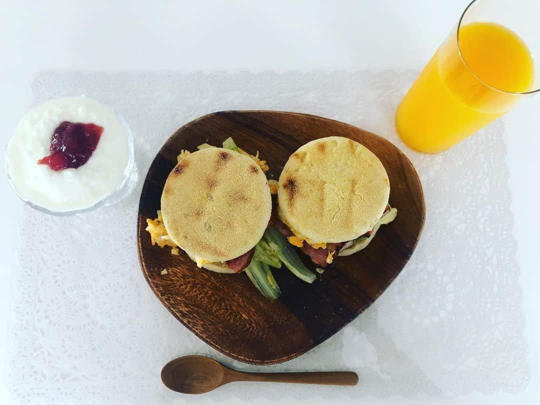 宇都宮まきさんのインスタグラム写真 - (宇都宮まきInstagram)「今日の朝ごはんは🥞 イングリッシュマフィンだったゎ😍 占いの🔮先生に 「外国人と付き合ったらいい❣️」って言われたから🥳 朝食🥣もイングリッシュぽくしてみたょ😇🥗✨ これからは✨イングリッシュまきピーとして生まれ変わるね🥳 早く週５で外国人バー🍸行きたぃな😍😍😍 お会計の時🧮センキューベリーマッチって大声で叫びたぃな🥰 じゃ✨シーユーネクスト❣️ バィバーイ＼(^o^)／ デイイズアッペン🖋🥰🥰🥰」6月5日 14時03分 - utsunomiyamaki