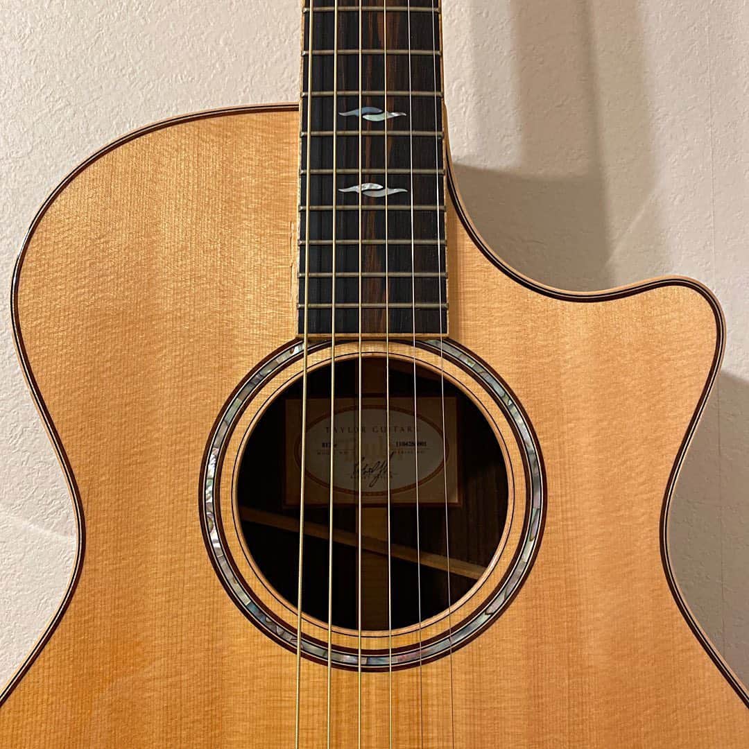 堀江淳のインスタグラム：「17ライブ 『ギターが弾けて良かった🎶』 今夜8時半からです。 皆様のお越しをお待ちしております！ #17ライブ  #メモリーグラス」