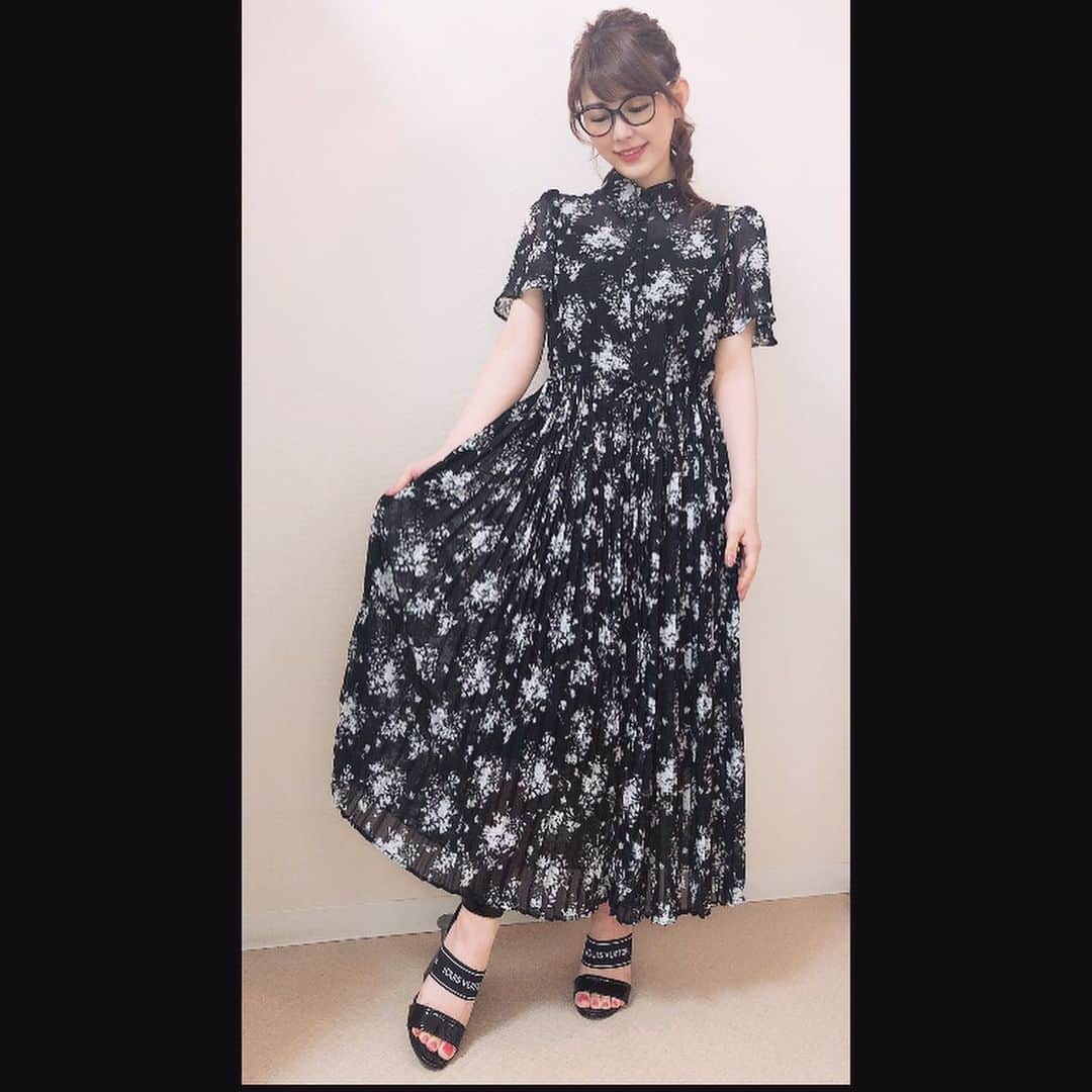 美馬怜子のインスタグラム：「私服と衣装がとっても似た雰囲気だったので、同じような感じで写真撮ってもらいました😊💕 . 1枚目が私服 @willselection_official  2枚目が衣装 @adelly.tokyo .  最近は、こんな感じのワンピースがお気に入りです☺️💖 家にいると、ついついメイクもファッションもボサボサ、ダサダサになってしまうので、新鮮な気持ちになれたよ🥰❤️ . #久しぶりのおしゃれ #ロングワンピース #どこかにお出かけしたくなるけどまっすぐ帰宅　#1歳児が首を長くして待っているので😉」