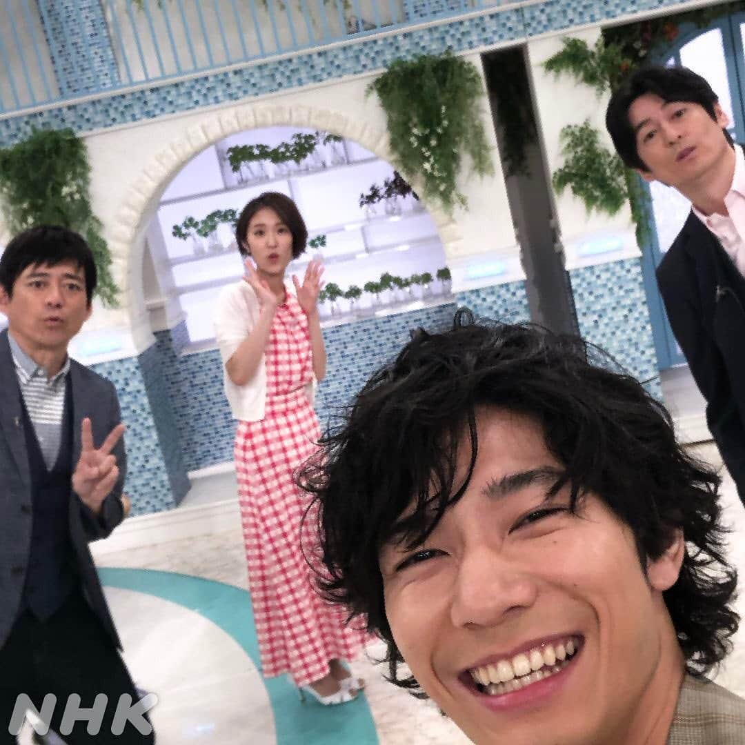 あさイチさんのインスタグラム写真 - (あさイチInstagram)「おうみです。﻿ あさイチは３度目の出演という清原翔さん！﻿ 似顔絵は版画テイスト、カラオケの十八番は尾崎豊、﻿ ちょっぴり昆布が苦手など、素顔が垣間見えました👀﻿ ﻿ 1991年の東京ラブストーリーの頃、私は３才。﻿ 幼稚園では、滑り台に登って扇子を振る真似をする 「ジュリアナ東京のお立ち台ごっこ」が流行しました。﻿ 私が唯一覚えているバブルの残り香です。﻿ ﻿ 皆さんの東京物語はありますか？﻿ ﻿ ﻿ #清原翔 さん #プレミアムトーク﻿ #東京 #朝ドラ #なつぞら #照男兄ちゃん #立体パズル﻿ #似顔絵 #博多華丸 #博多大吉﻿ #博多華丸大吉 #近江友里恵 アナ﻿ #nhk #あさイチ #8時15分から」6月5日 14時14分 - nhk_asaichi