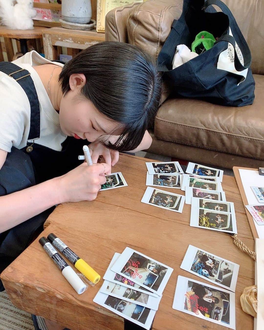 クルーズグループ【公式】のインスタグラム：「すごい激写です（笑）🤣 ・ ・ クルジムオンラインイベント用かな～🤔 ・ ・ チェキにサイン書き⭐️書き⭐️ ・ ・ 真剣なお顔☺️ ・ ・ こんな感じでサイン書いてます🙌 ・ ・ @aoi_tojo  @cruse.jimny.girl ・ ・ #オンラインイベント #zoom #コロナに負けるな  #東条蒼 #あおたん #あおいファミリー #teamメレンゲ #クルーズグループ #crusegroup #AV女優 #セクシー女優 #アイドル  #좋아요환영 #소통환영 #오오티디 #팔로우미 #팔로우 #소통해요 #셀카 #셀피 #셀스타그램  #扎心了 #赞 #好吃 #粉我 #照片 #时装 #谢谢你总是关照我 #请多」