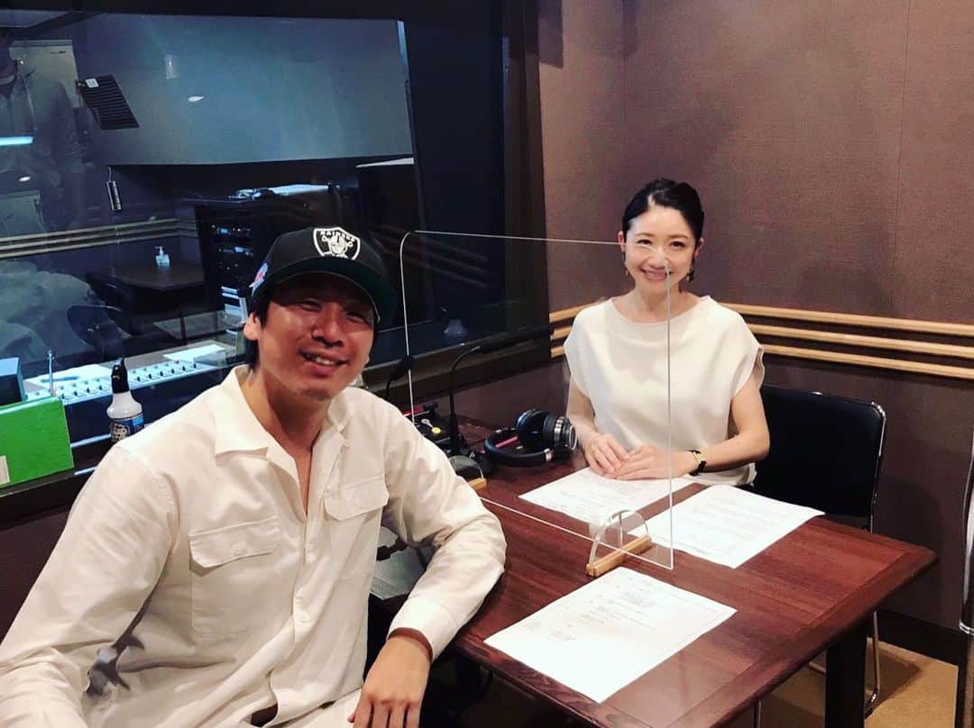 市橋有里のインスタグラム：「今週のラジオゲストは プロスキーヤー佐々木明さんです♪ おしゃべり好きとおっしゃる佐々木さんの、どっちがMCかたまに分からなくなるくらい軽快なトーク🤣 だけど深い。すごく素敵なお話を聴かせていただきました。 ありがとうございました😊 放送は6/6〜と6/13からです♪ ぜひradikoなどでお聴きくださいね。何年もかけてその一瞬を迎えるビッグマウンテンスキーヤーとしての活動も必見です✨ ・ @akiraexploring ・ #市橋有里のやっぱり走って損はない  #佐々木明 #プロスキーヤー #アスリートトーク #失敗から学ぶこと」