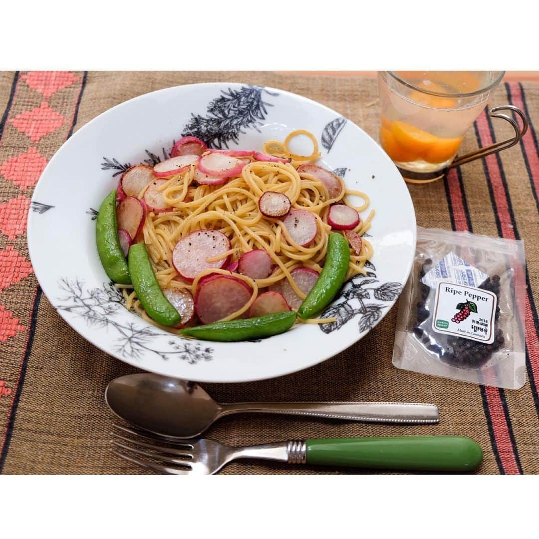 空木マイカさんのインスタグラム写真 - (空木マイカInstagram)「というわけで、こーんなメンバーで1時間話しましたよ❤️またポッドキャストアップしたらお知らせします😊 ・ 小学校の給食も始まったので、収録の後は一人ランチ〜✨自分一人だと意識せずともベジごはんになってること多いですよね🌝コショウはもちろんクラタペッパーで🌱 ・ 庭のアナベルを少し食卓にも切ってきてテーブルの上も気持ちがいい。さー、もうすぐ息子が帰ってくる！ほんと、あっという間よね😂」6月5日 14時31分 - maika_utsugi