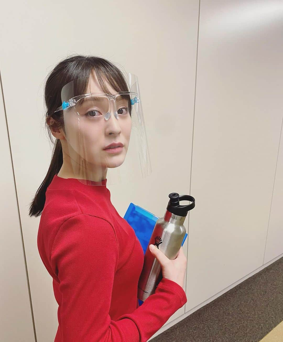 貫地谷しほりさんのインスタグラム写真 - (貫地谷しほりInstagram)「ディアペイシェント 昨日から撮影再開しました！ 現場ではスタッフの皆さんが 沢山の工夫と努力をしてくださっています。 入り口での検温、手や靴裏の除菌、 他にも様々な取り組みを。 みんなで力を合わせて乗り越えなきゃですね。 世界中が安心して過ごせる日が 一刻も早く訪れる事を切に願います。 コロナだけでなく様々な事が起きる中で、 みんなの心の波が凪いでくれる日が 早く早く来ますように。  そしてディアペイシェントの放送は まだ先ですが、今日の夜は 金曜ロードショーでミスシャーロックの 1話と2話の放送があります。 是非観て頂けたら。  これからも面白い事や作品を 発信できたらと思います。 自分の為に、大切な人たちの為に、 世界がいつも美しく見えるように、 努力していきたい。 そんな今です。」6月5日 14時33分 - shihori_kanjiya