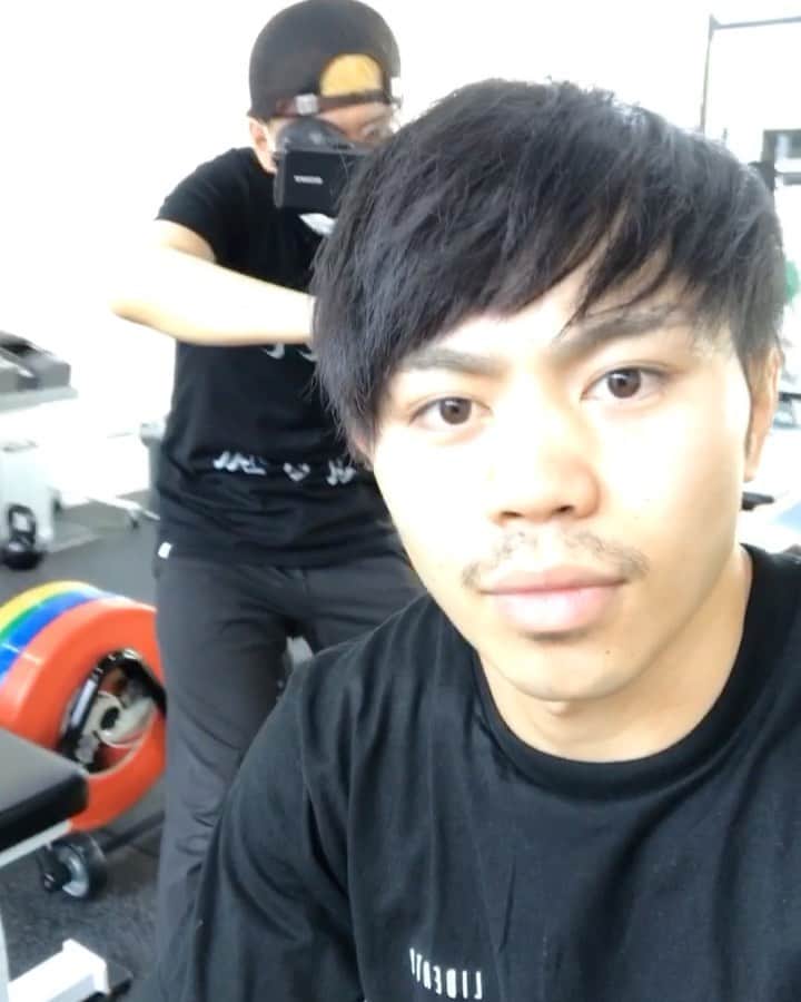 不可思のインスタグラム：「今日は @asidepromotions でフィジカル。 トレーナーの佐々木くん @s.shunsuke1009 いつもナイストレーニングありがとうございます。 僕のプロモーション映像を作ってくれてる猿ちゃん @y.saruhashi が撮りに来てくれました。 今日晩飯も一緒に行って明日は朝から撮影してくれます。 もはやマネージャーです。笑」