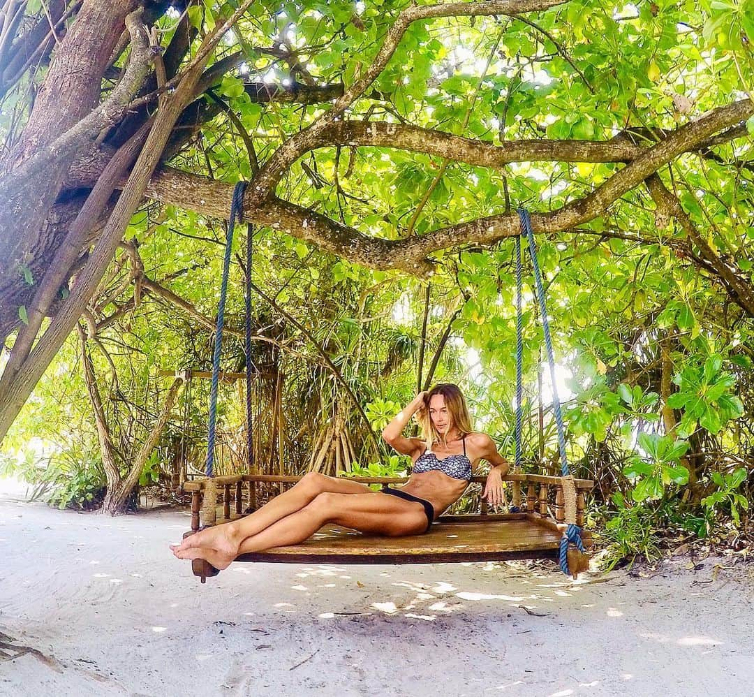 シャーニ・ヴィンソンさんのインスタグラム写真 - (シャーニ・ヴィンソンInstagram)「Going out on a limb and swinging into the weekend  #beachlife #nature #sandy #beach #relax #selfcare #vitaminsea #serenity #treeoflife #oceantherapy #mermaid #maldives」6月5日 14時56分 - sharnivinson