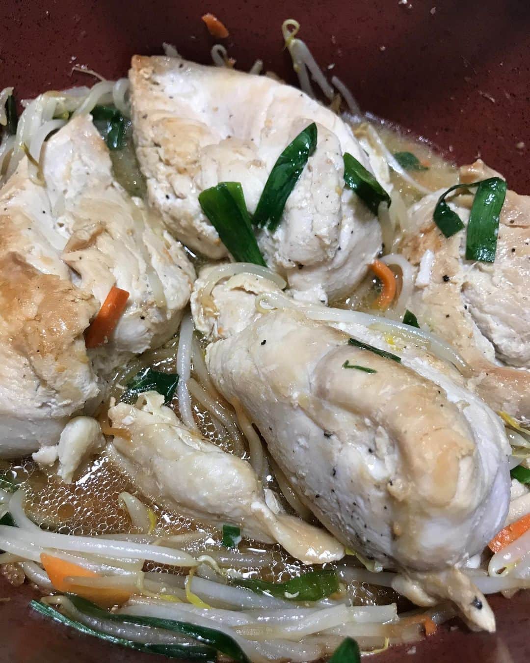 石川修司のインスタグラム：「鶏のムネ肉1キロともやしとニラ炒め #巨人のグルメ」