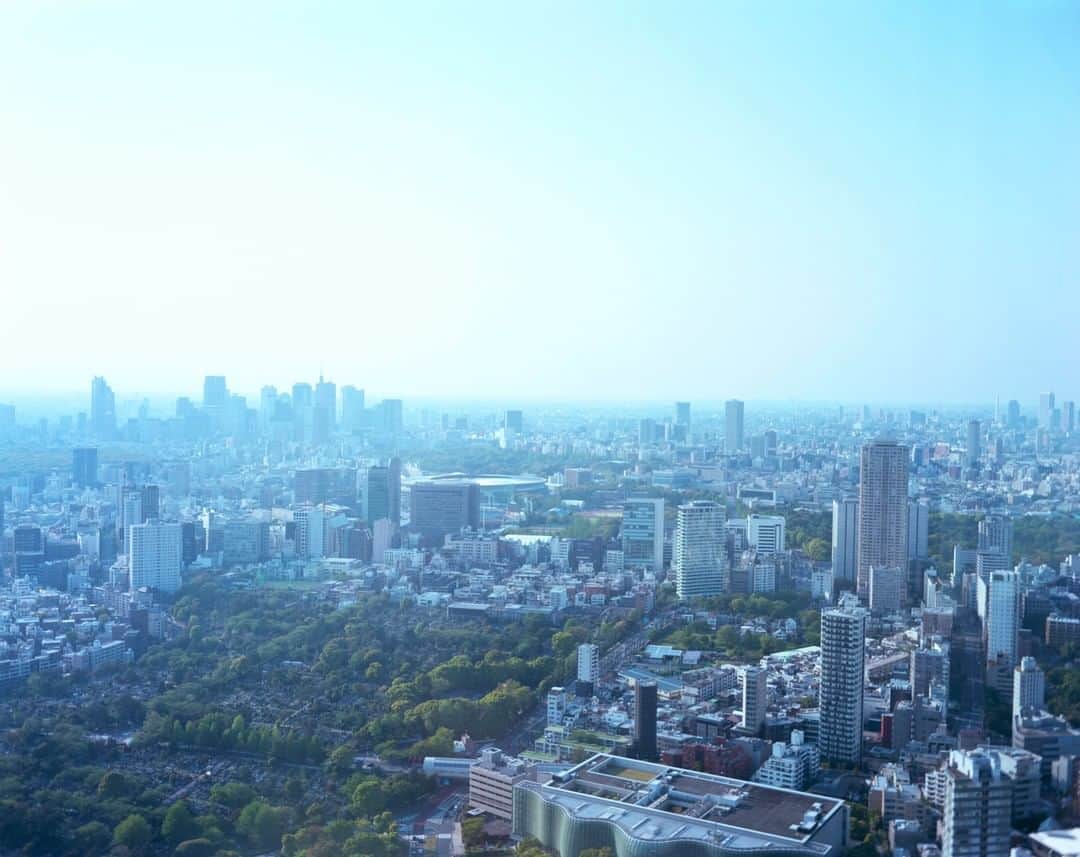 Tokyo City View 六本木ヒルズ展望台さんのインスタグラム写真 - (Tokyo City View 六本木ヒルズ展望台Instagram)「【再オープンまであと19時間】 ＃東京シティビュー　再オープンまでカウントダウン！写真家・ホンマタカシさんがとらえた、休館中の東京シティビューをお届けします📸  スカイデッキの眼下にひろがる東京の街並みです🌳東京シティビューの影が街に落ちて、まるでジオラマの中にいるかのよう。 ・ 🌟再オープンの詳細はプロフィールのリンクから」6月5日 15時00分 - tokyocityview