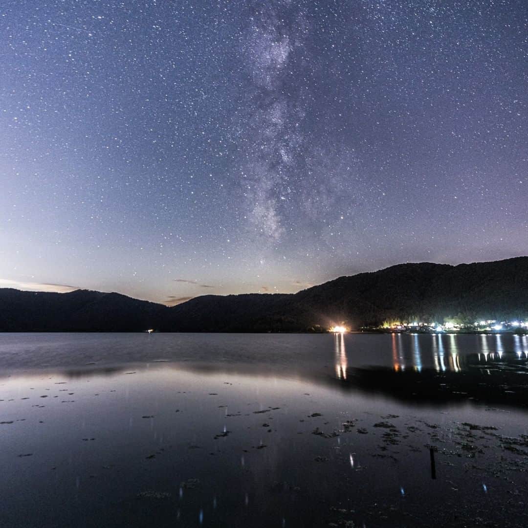のインスタグラム：「. ＼余呉湖と星空の幻想的な夜景🌌／ 滋賀県長浜市にある余呉湖は、穏やかな湖面に風景が映り込み鏡のような世界が広がることから別名「鏡湖」とも呼ばれる美しい湖✨ 今回は、星空のあかりと水面に反射したあかりが魅力的な1枚をお届けします🌟 . ※写真は過去に撮影したものです --------------- 《投稿をご覧の皆さまへ》 関西電力Instagramでは、関西地方の灯、あたたかみのある風景のお届けを通して、皆さまの心に灯りがともるような癒しをお届けしてまいります。 外出の際は引き続き感染予防の徹底を心がけましょう。 --------------- . #おうち時間 #おうちじかん #うちで過ごそう  #ステイホーム #japan_night_view  #夜景ら部 #リフレクション #星空 #夜景倶楽部 #夜景が綺麗 #夜景写真  #星景写真 #滋賀 #shiga #滋賀県  #しがトコ #カメラのある生活 #余呉湖 #長浜 #長浜市 #loves_united_japan #ダレカニミセタイケシキ  #bestphoto_japan #灯 #貴重な体験  #景色最高 #tripgramjp #best_expression_night #お写んぽ　#インスタスポット」