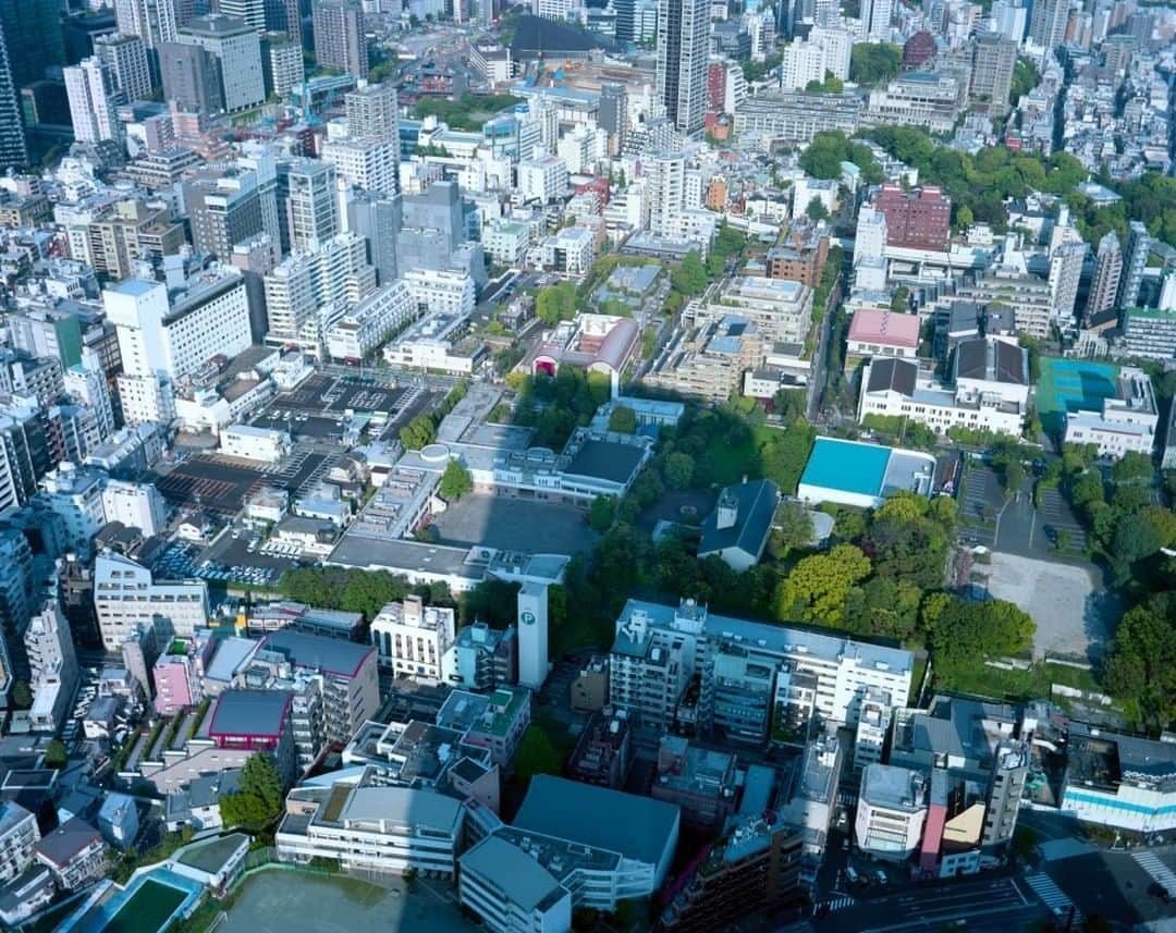 Tokyo City View 六本木ヒルズ展望台のインスタグラム：「【再オープンまであと19時間】 ＃東京シティビュー　再オープンまでカウントダウン！写真家・ホンマタカシさんがとらえた、休館中の東京シティビューをお届けします📸  スカイデッキの眼下にひろがる東京の街並みです🌳東京シティビューの影が街に落ちて、まるでジオラマの中にいるかのよう。 ・ 🌟再オープンの詳細はプロフィールのリンクから」
