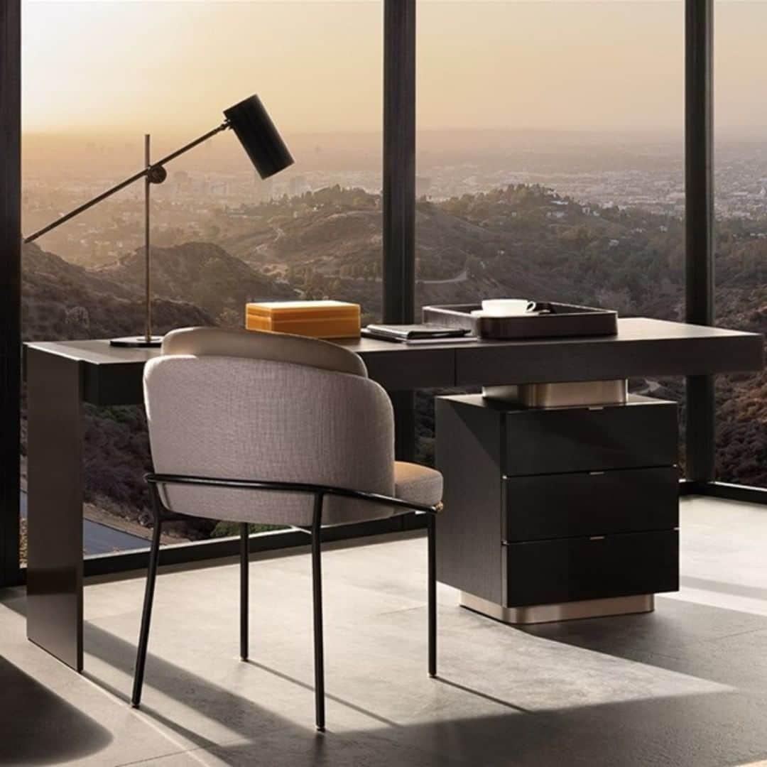 Minotti Londonさんのインスタグラム写真 - (Minotti LondonInstagram)「While time has always been an unattainable luxury, we are now faced with more time at home than most of us know what to do with!  Naturally, it is important to us that we don’t fall out of love with our homes during this period, and instead are able to draw comfort and inspiration from them.  In the new Stay at Home Series from @domusnovalondon, our Creative Director @ankesummerhill, confesses her joy at the respite, the stronger sense of community, and shares her lockdown indulgences with us.  Tap the link in our bio to read the full post.  #workfromhome #workfromhomelife #furniture #luxurylifestyle #luxury #luxuryhomes #domusnova #design #interiordesign #interiordesigner #interiors #homedecor #home #worklife」6月5日 15時06分 - minottilondon