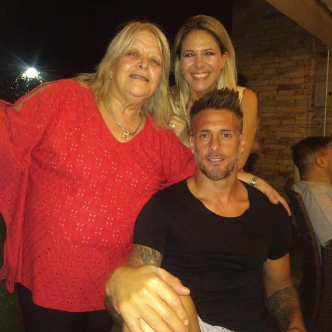 のインスタグラム：「Feliz cumple hermanita de mi alma!!! Te extraño y te quiero mucho🎉🎉🎊🎊🎊 @bar_denis」