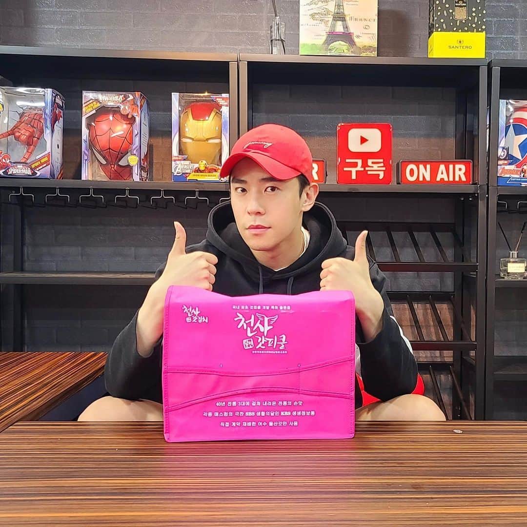 のインスタグラム：「따봉👍짜파게티에다가 싸먹으면 끝🤘인생 갓김치 인정🙆‍♂️ #서민갑부#여수#서민갑부여수갓김치#여수갓김치#여수 갓피클#여수갓김치맛집#여수갓김치#여수갓김치 박주영#여수갓김치 박낙원 #천사돌산갓김치#천사김치#여수돌산갓김치#돌산갓김치#여수김치」