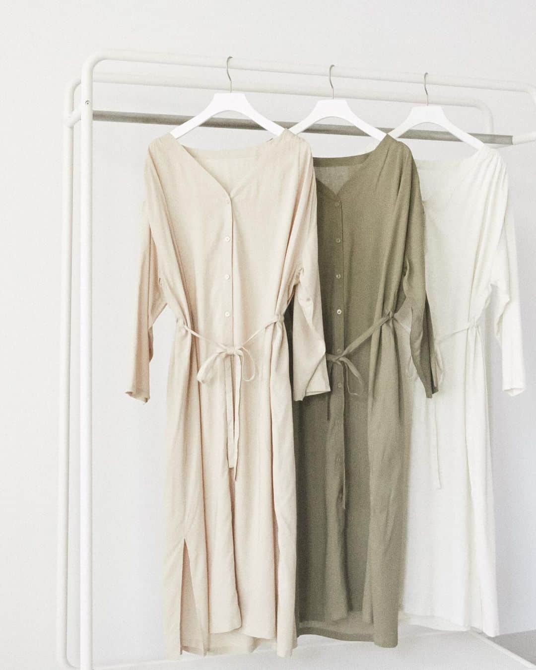 アヴァンリリィのインスタグラム：「RECOMMEND ITEM ㅤㅤㅤㅤㅤㅤㅤㅤㅤㅤㅤㅤㅤ 店舗・SHEL'TTER WEBSTOREにて発売中🚚 ㅤㅤㅤㅤㅤㅤㅤㅤㅤㅤㅤㅤㅤ ：GOWN レーヨンリネンギャザーガウン Price.¥5,990+tax No.180DS830-3140 ㅤㅤㅤㅤㅤㅤㅤㅤㅤㅤㅤㅤㅤ ㅤㅤㅤㅤㅤㅤㅤㅤㅤㅤㅤㅤㅤ 画像をタップで商品詳細をご覧いただけます🔍 _______________________________________________________ #AVANLILY #アヴァンリリィ」